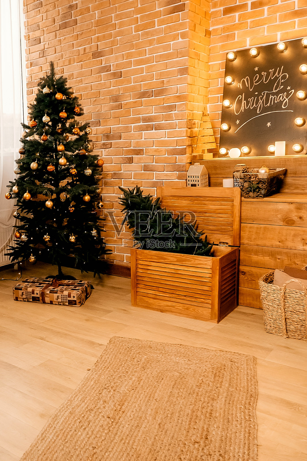 温馨的房间，装饰着新年和圣诞节的元素。砖墙上挂着复古灯，是阁楼风格。照片摄影图片