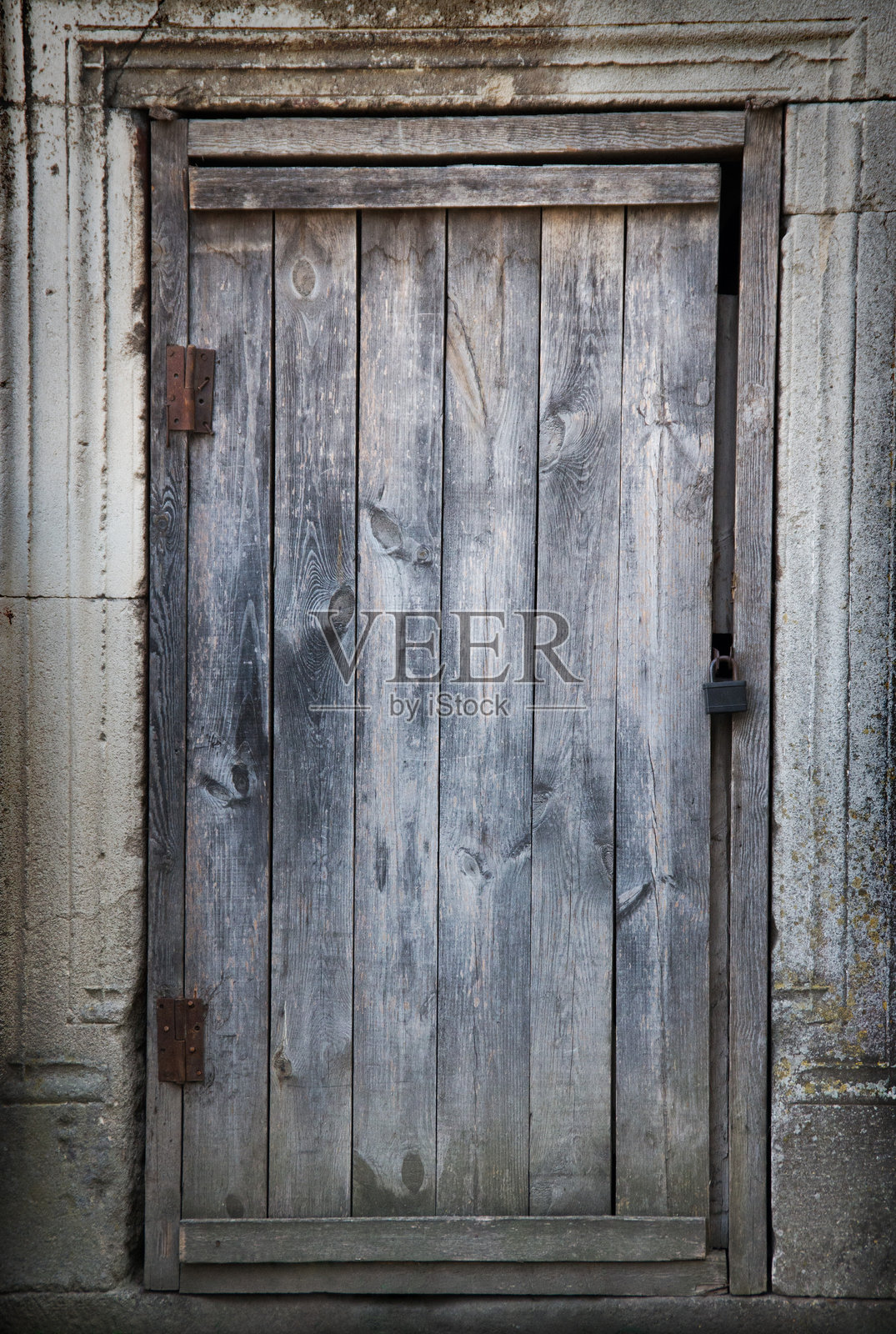 古老的木门嵌在石墙上照片摄影图片