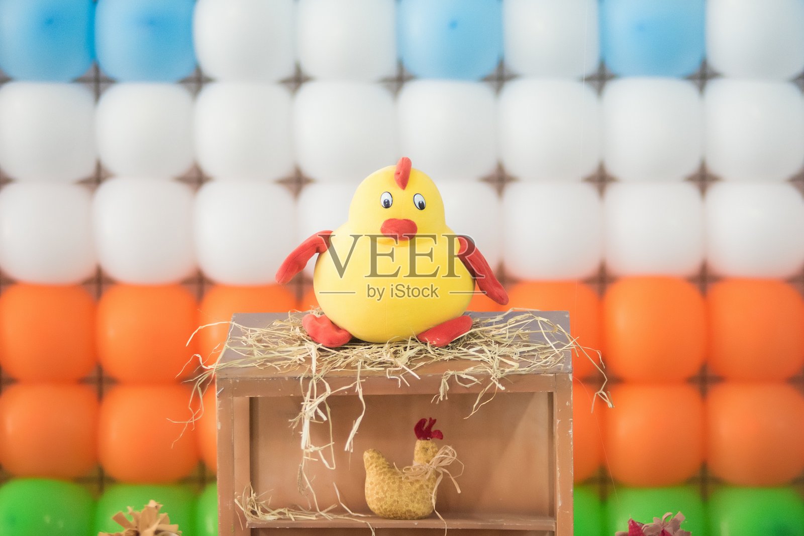 生日餐桌装饰，农场主题 - 小鸟照片摄影图片