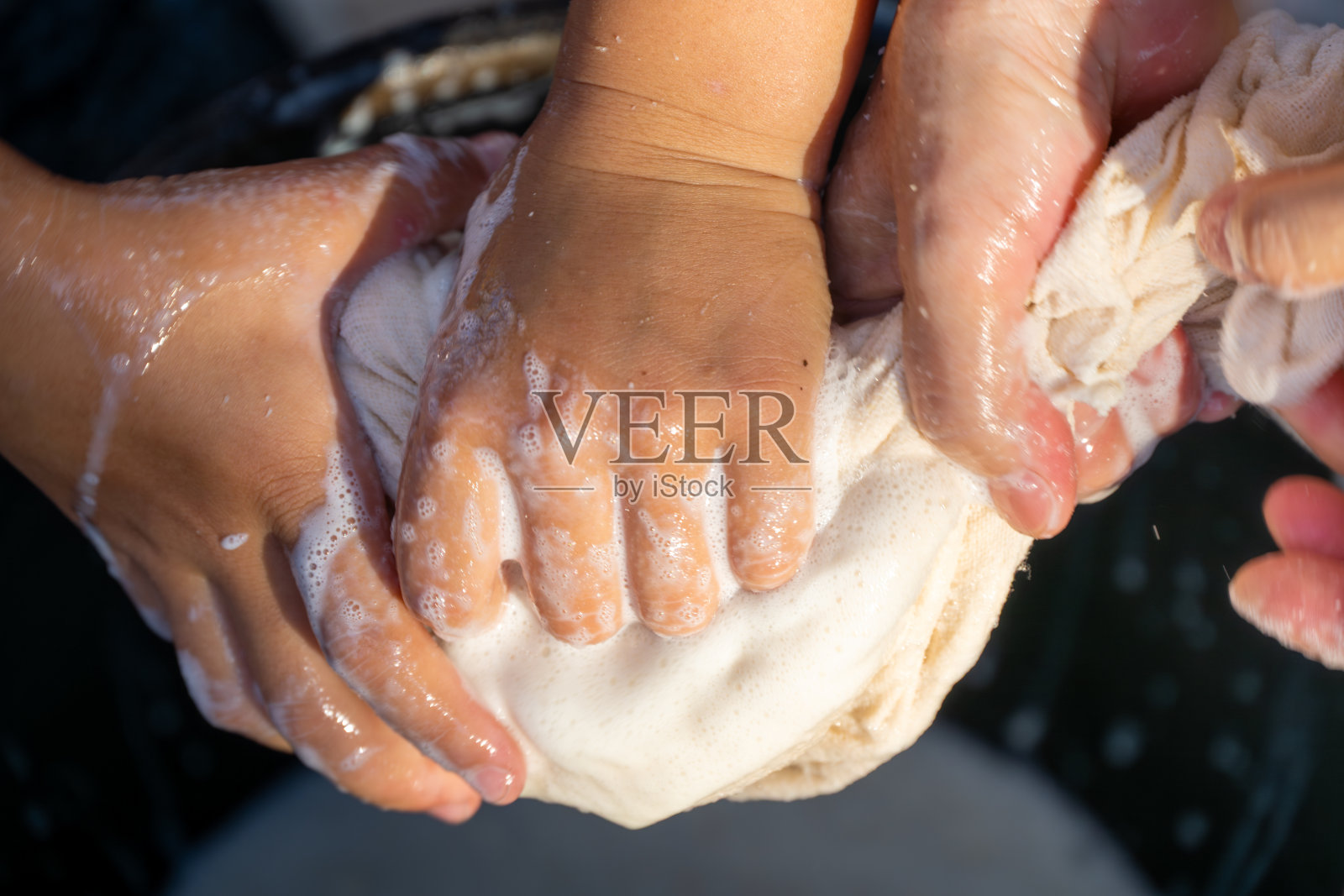 手工挤压豆浆的制作场景照片摄影图片