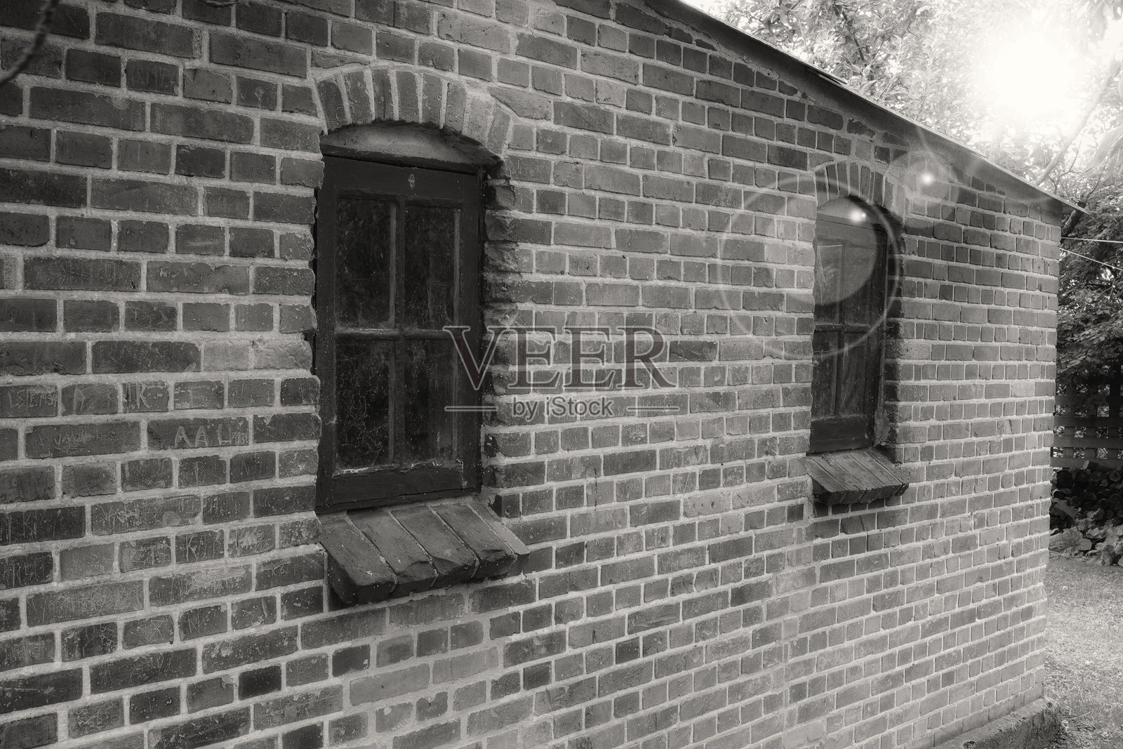 历史砖砌建筑外观，拥有带有乡村魅力的旧窗户，黑白风格照片摄影图片