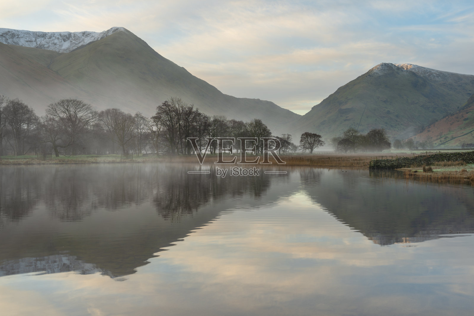 英国湖区冬季的兄弟水湖倒影照片摄影图片