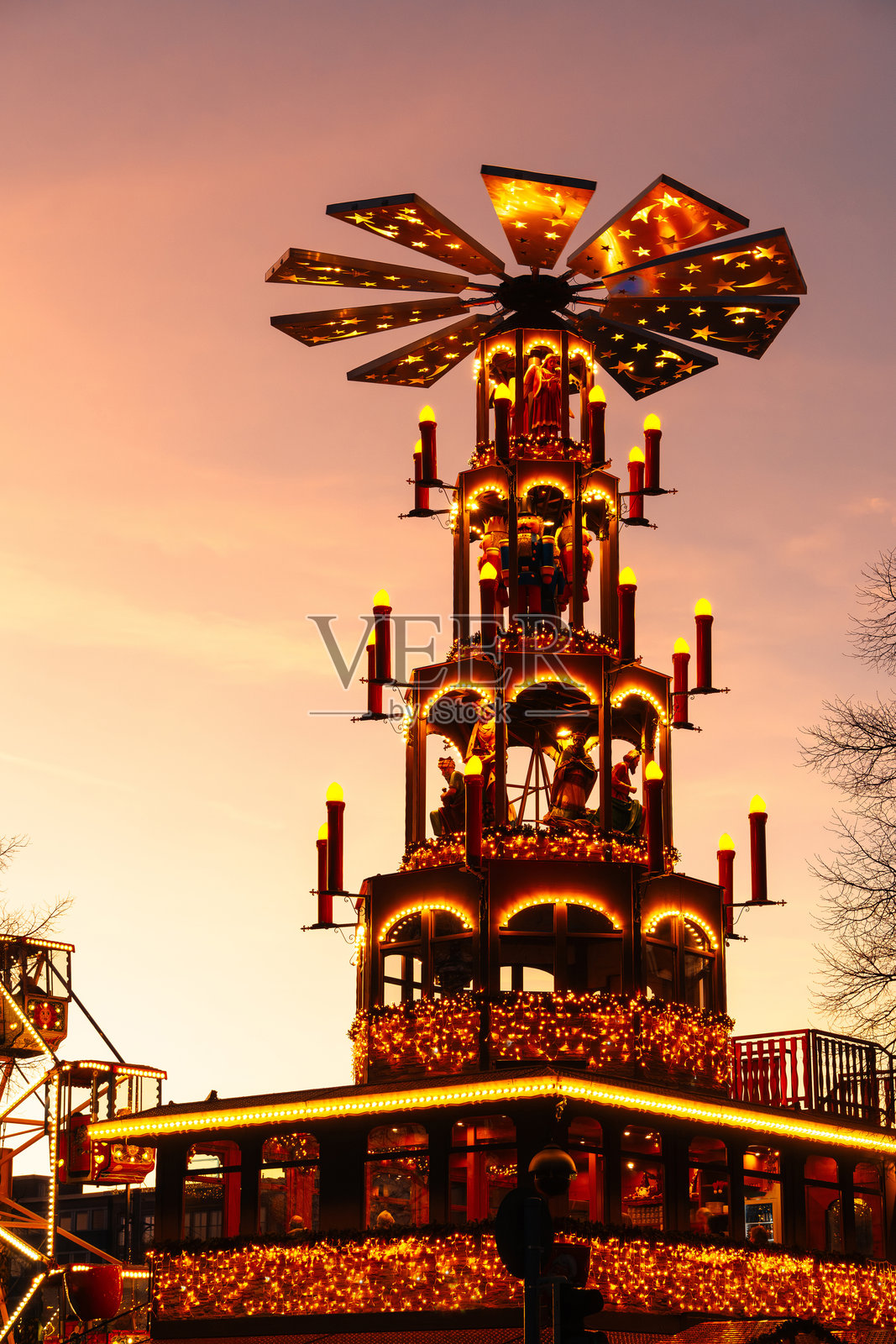 色彩缤纷的圣诞节花车，装饰有灯饰照片摄影图片