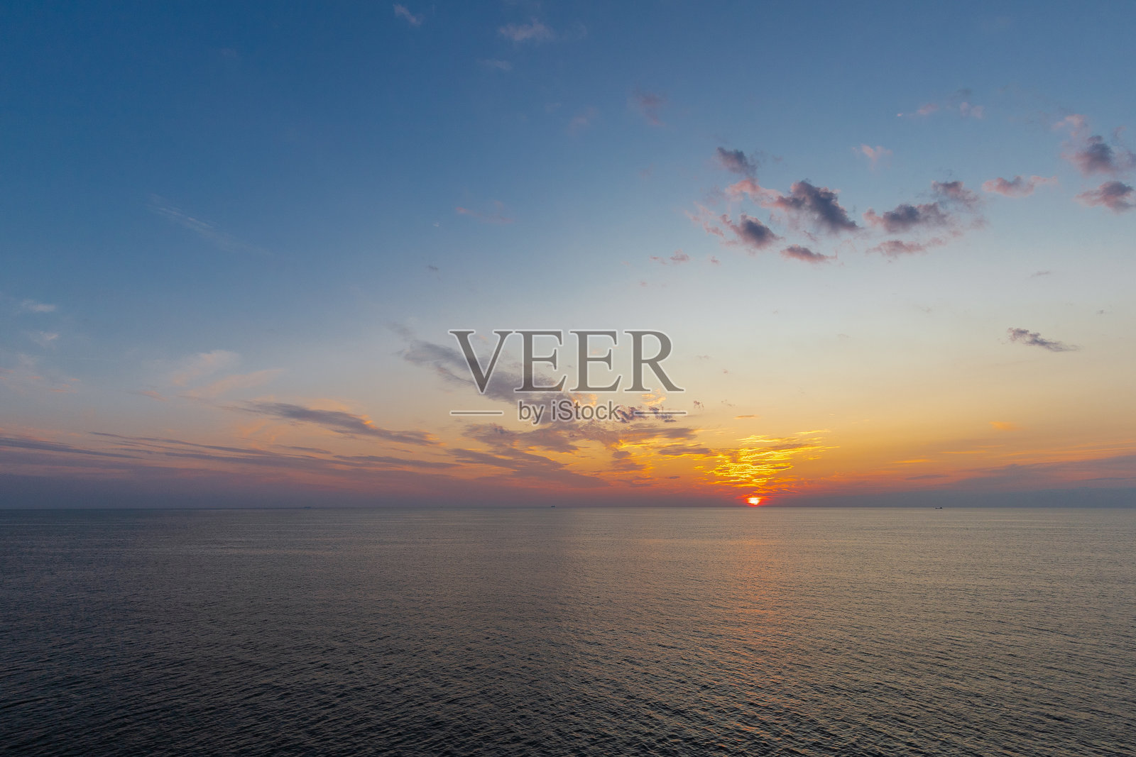 夏季至日斯堪的纳维亚地区日落时分令人惊叹的色彩展示照片摄影图片