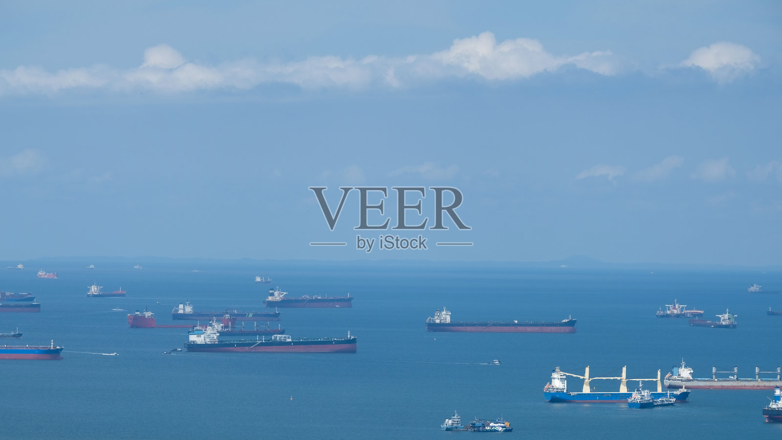 装载着集装箱的拥挤货船正忙碌地等待入港照片摄影图片