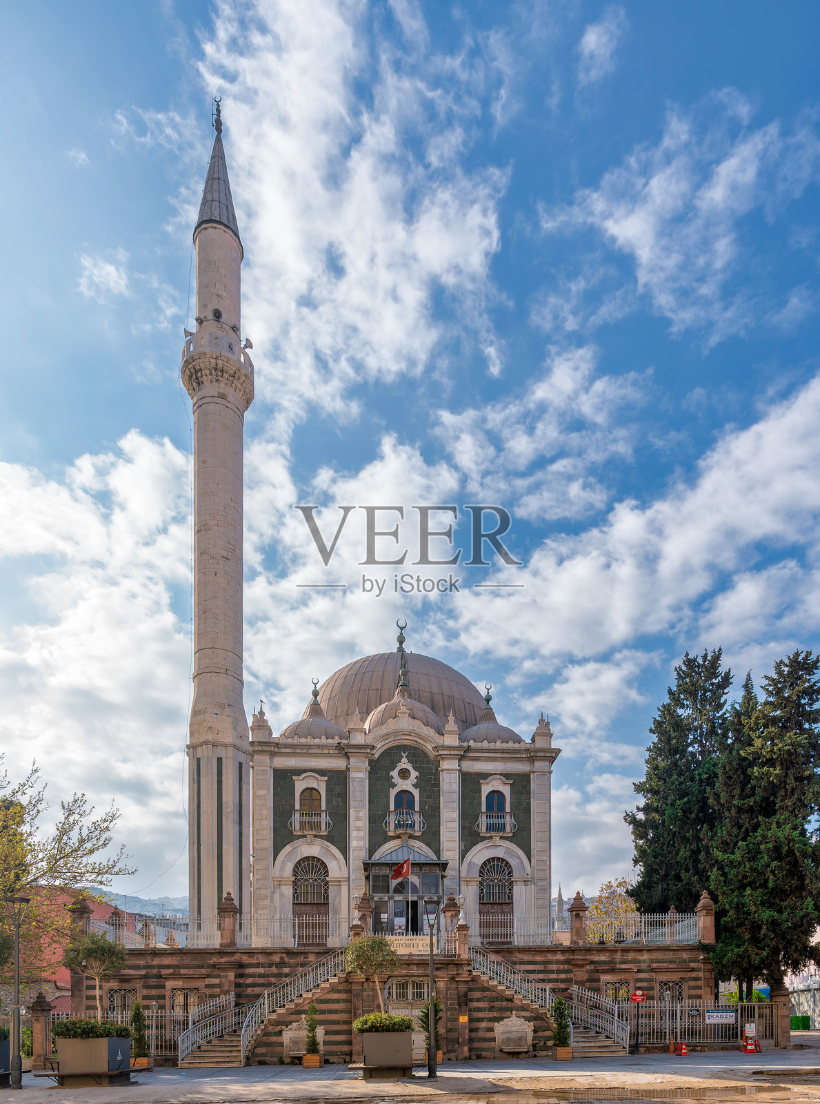 萨勒波格鲁清真寺，一座美丽的建筑地标，拥有宣礼塔，在土耳其伊兹密尔晴朗的蓝天下。照片摄影图片