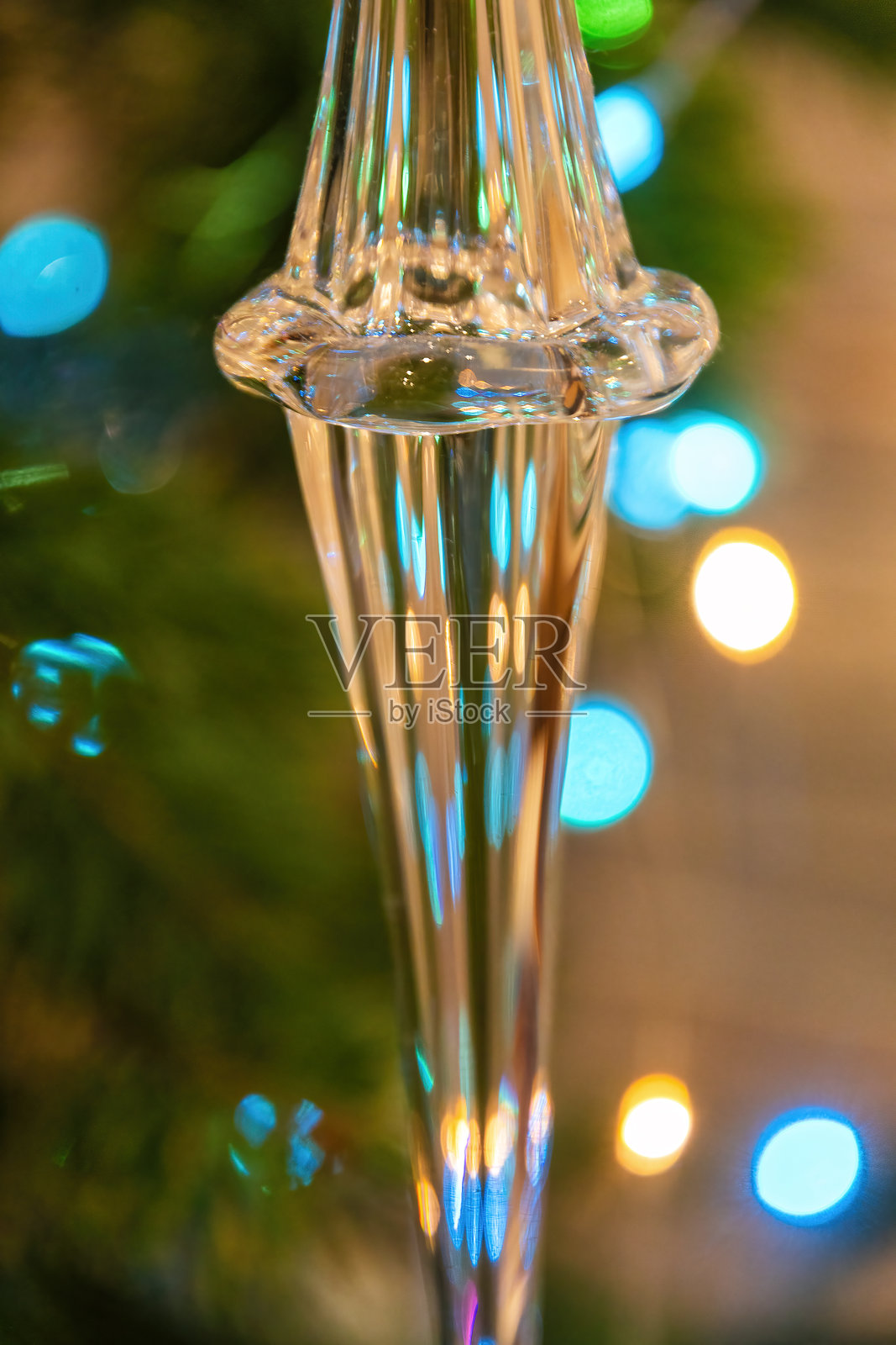 一个透明玻璃圣诞装饰物的特写照片摄影图片