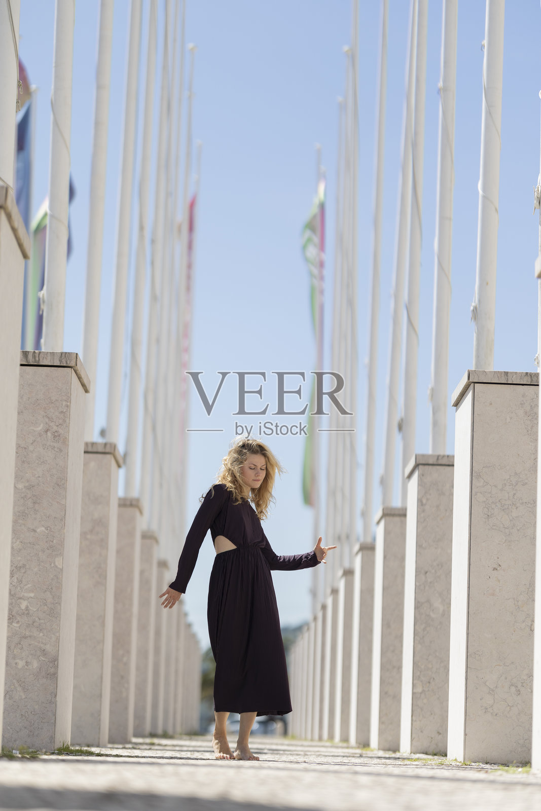 年轻女子在城市环境中赤脚跳舞照片摄影图片