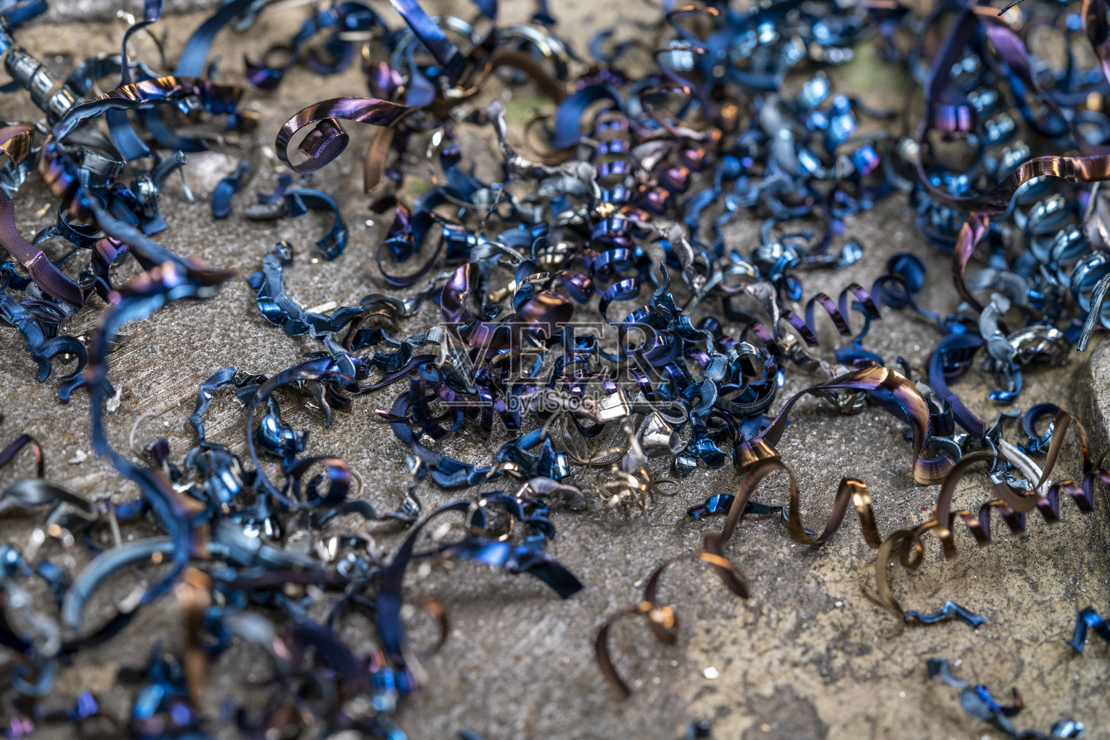 车削加工过程中产生的错综复杂的金属切屑特写照片摄影图片