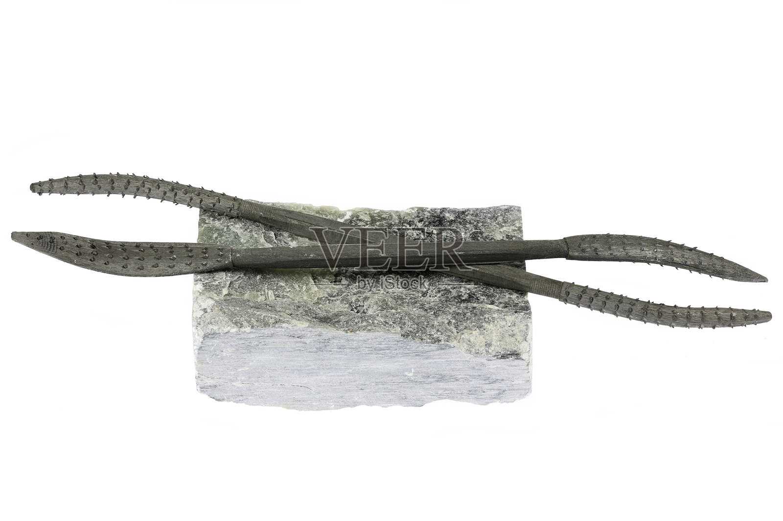 带有雕刻工具的皂石，孤立在白色背景上照片摄影图片