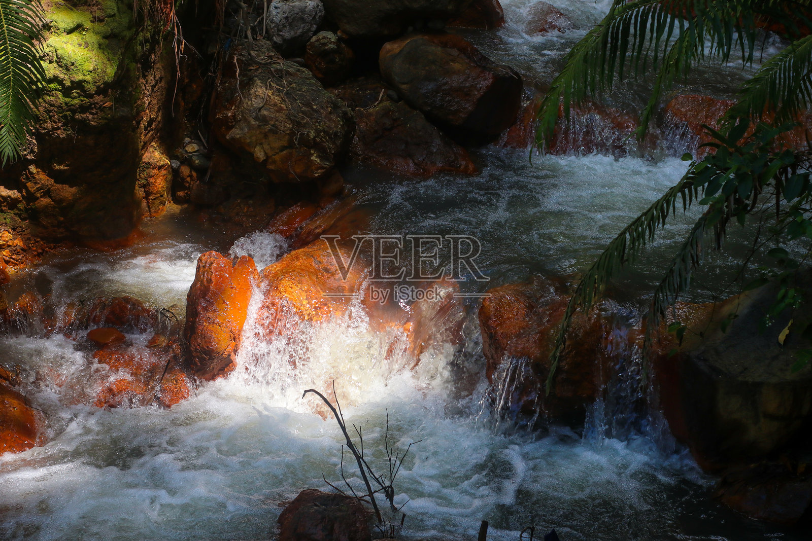 山泉的清新。纯净、新鲜的山泉水。照片摄影图片