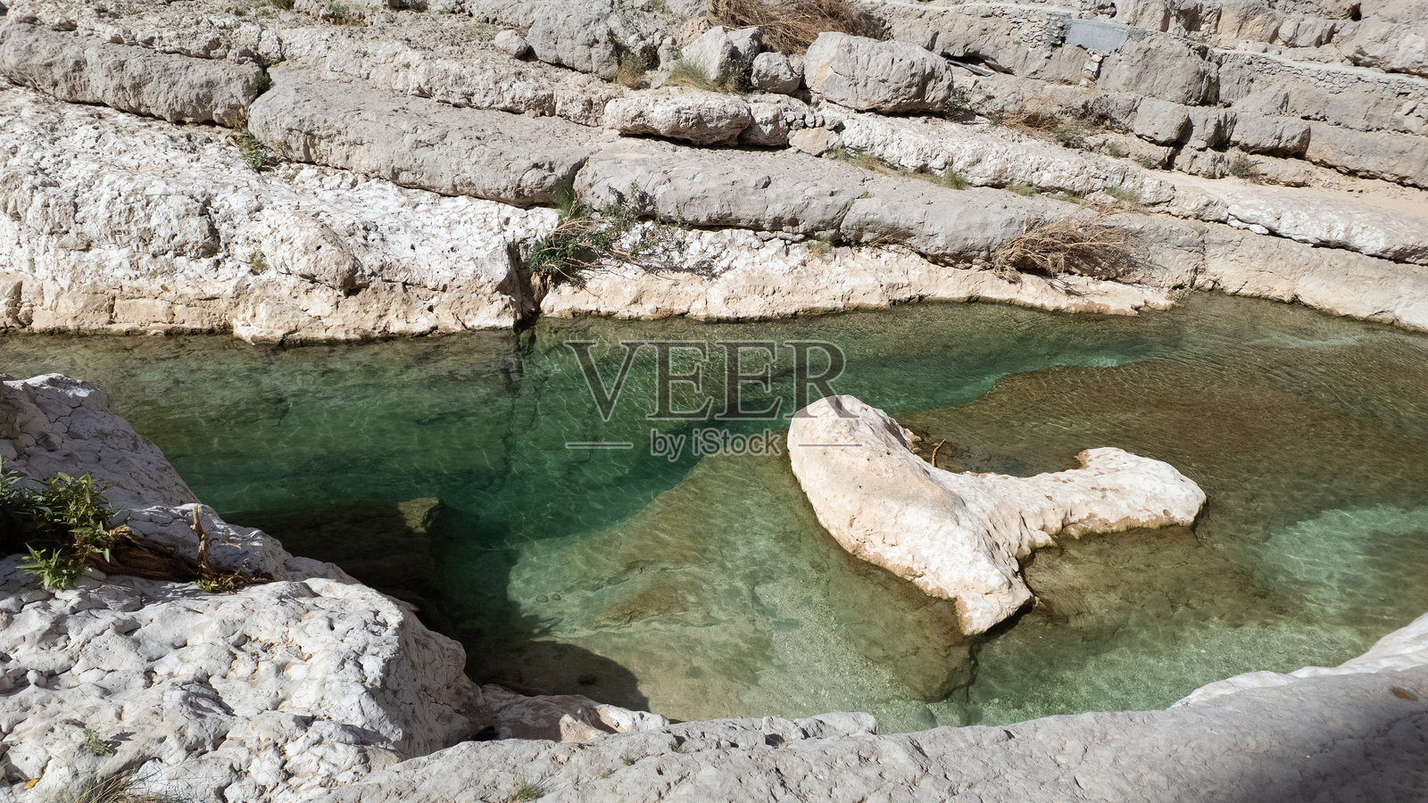 瓦迪·贝尼·哈立德是阿曼一个受欢迎的绿洲，拥有大型的、可供游泳的翠绿色水池和峡谷景观。照片摄影图片