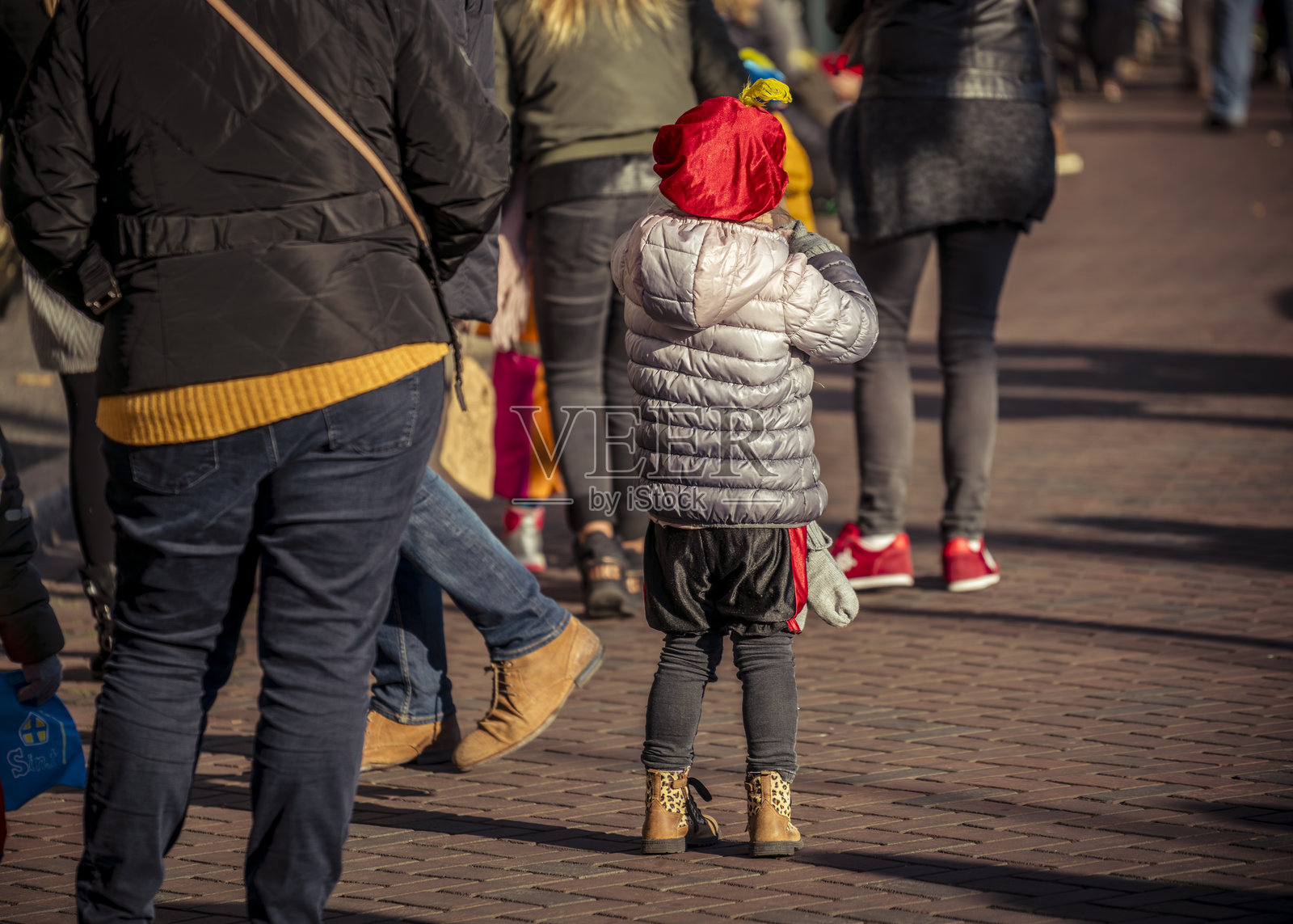 小男孩怀着期待的心情等待圣尼古拉斯的到来照片摄影图片