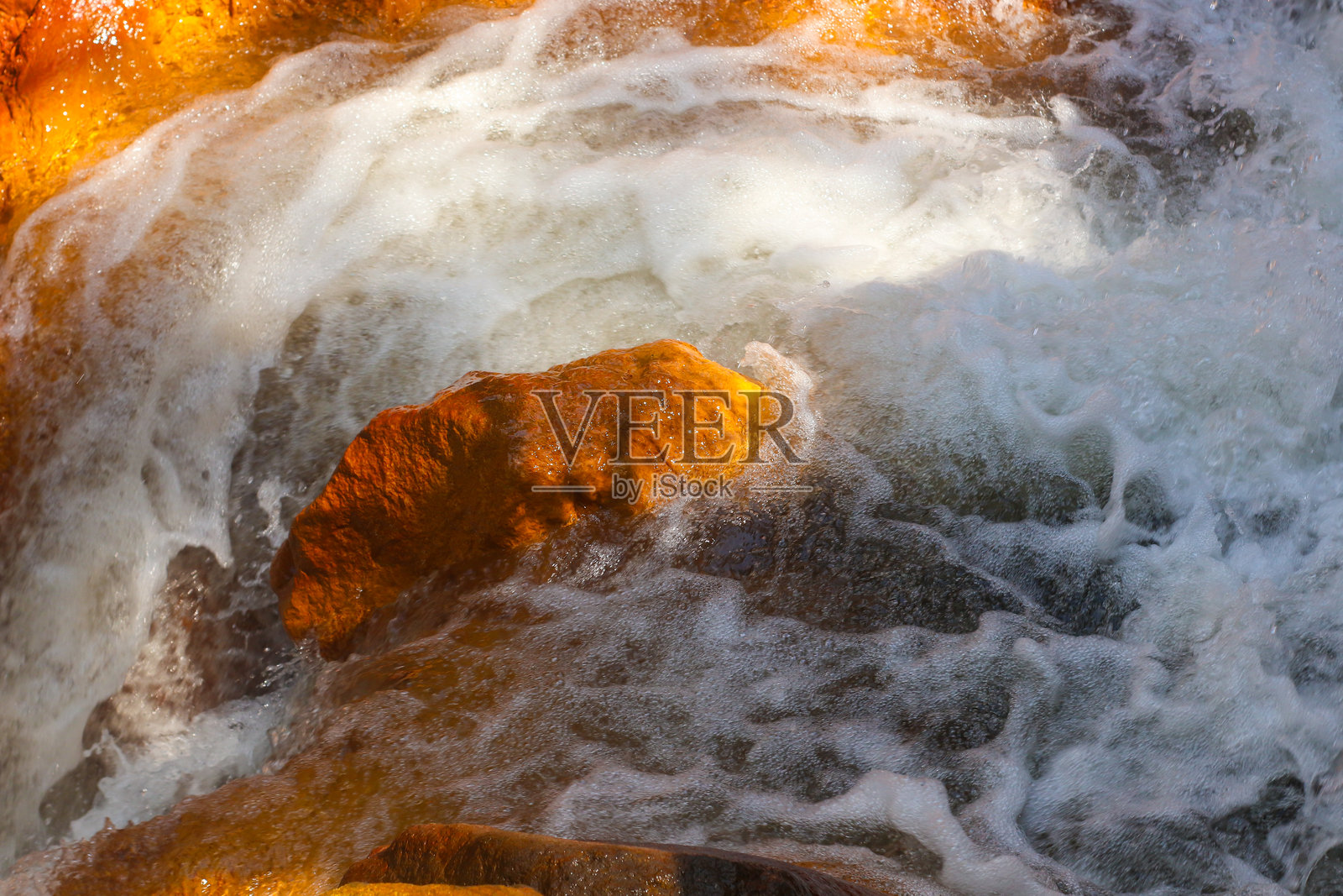 山泉的清新。纯净、清新的山泉水。照片摄影图片