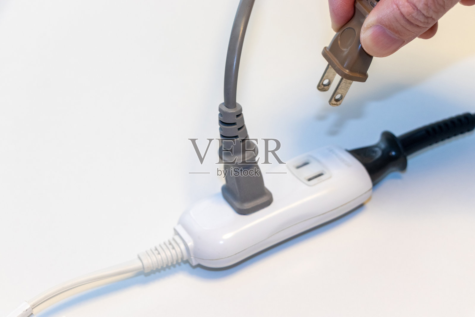 将电源插头插入电源插座照片摄影图片