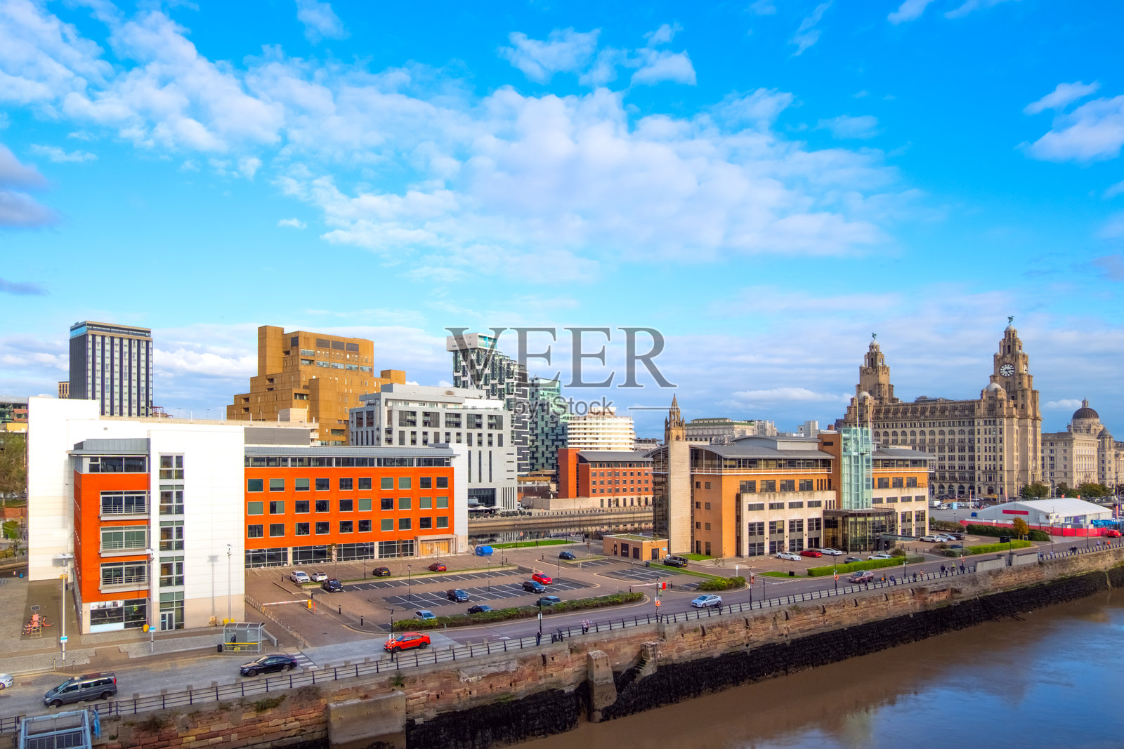 利物浦城市天际线、海滨和三美神照片摄影图片