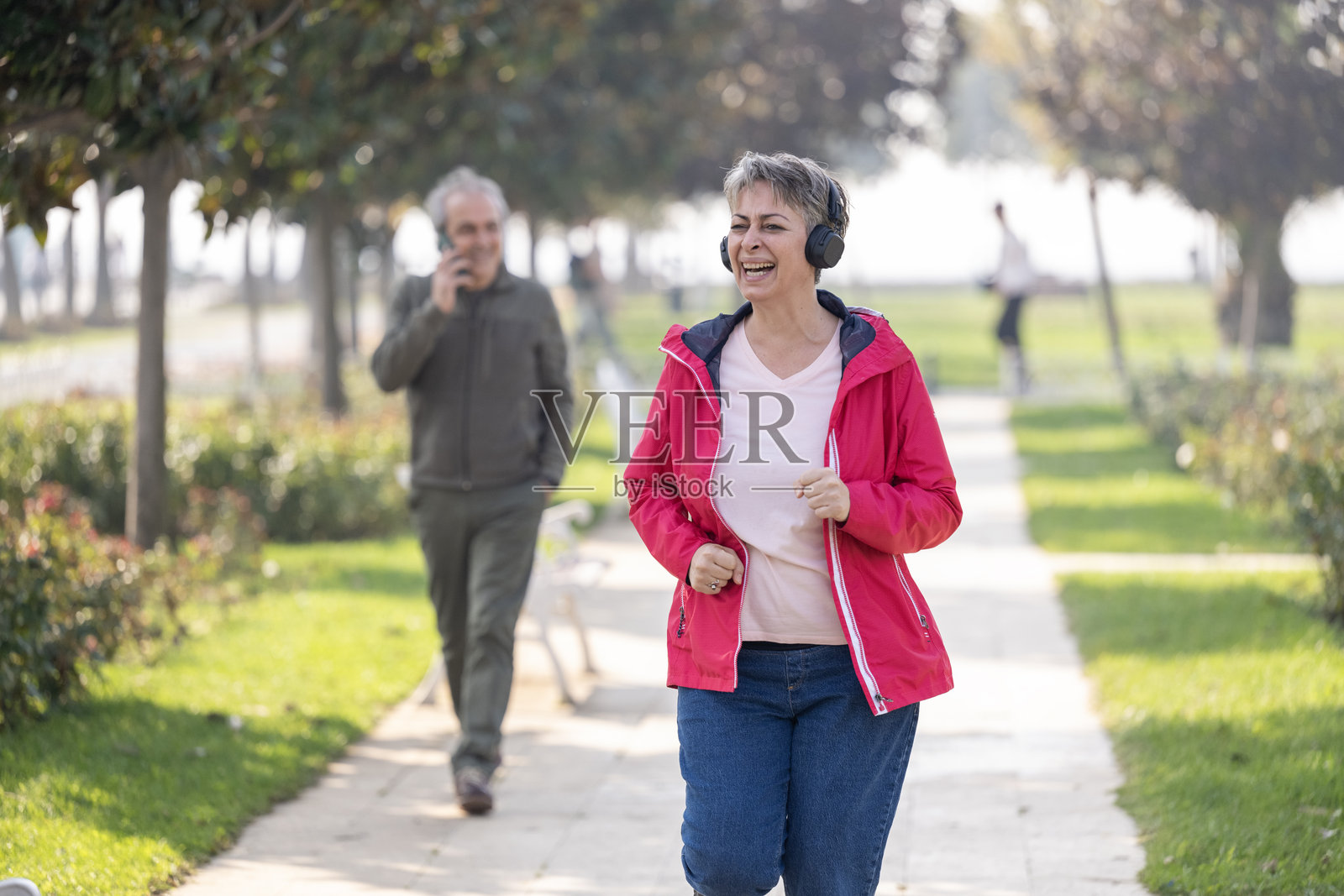 中年女性在公园慢跑照片摄影图片