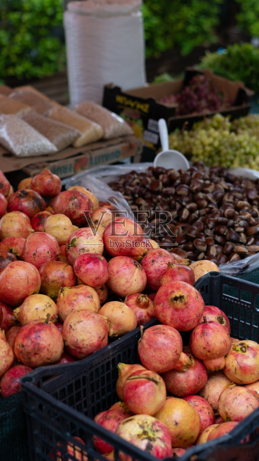市场街边摊上的新鲜红石榴照片摄影图片