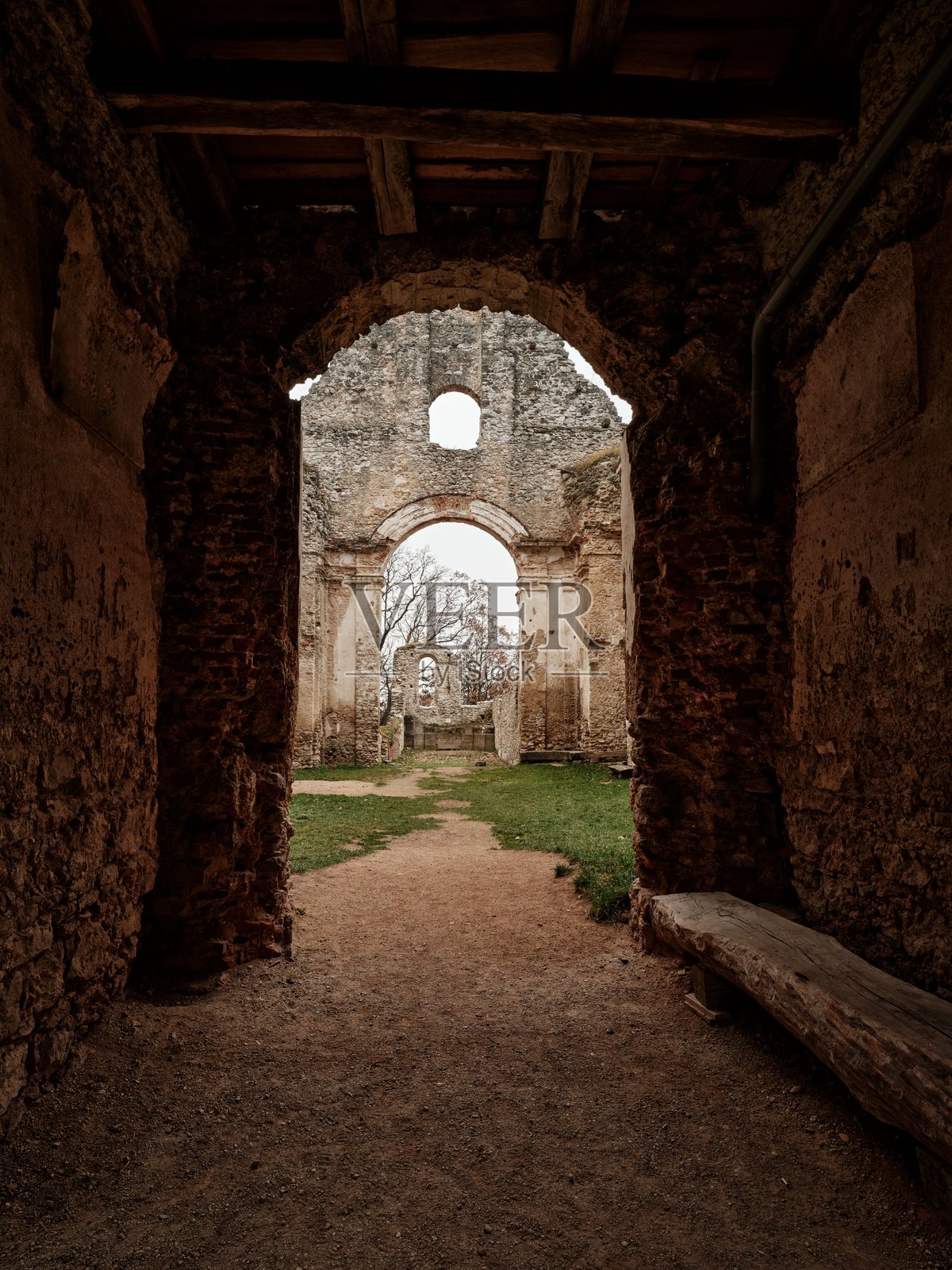卡捷琳卡修道院遗址，古老的石头拱门通往遗址照片摄影图片