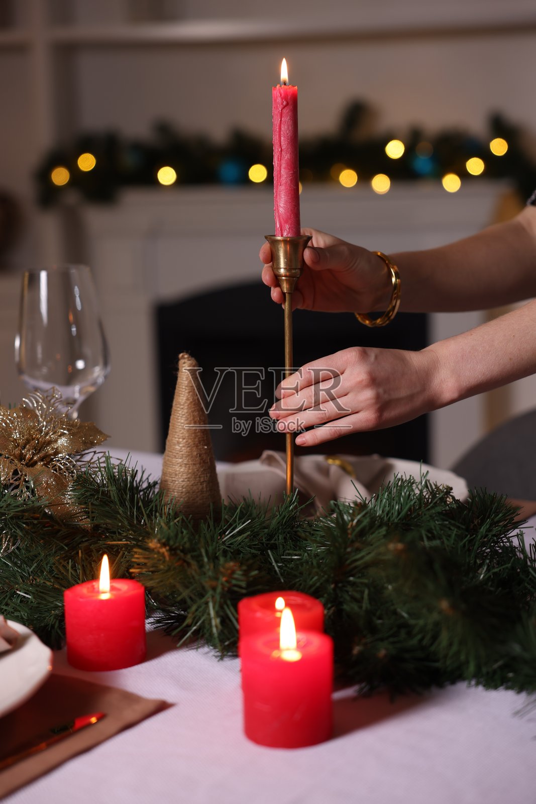 女人在家为圣诞晚餐摆放餐桌，特写照片摄影图片