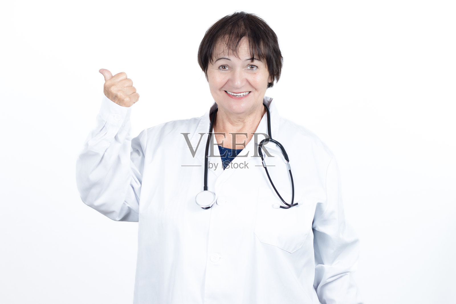 一位年长的女医生微笑着竖起大拇指照片摄影图片