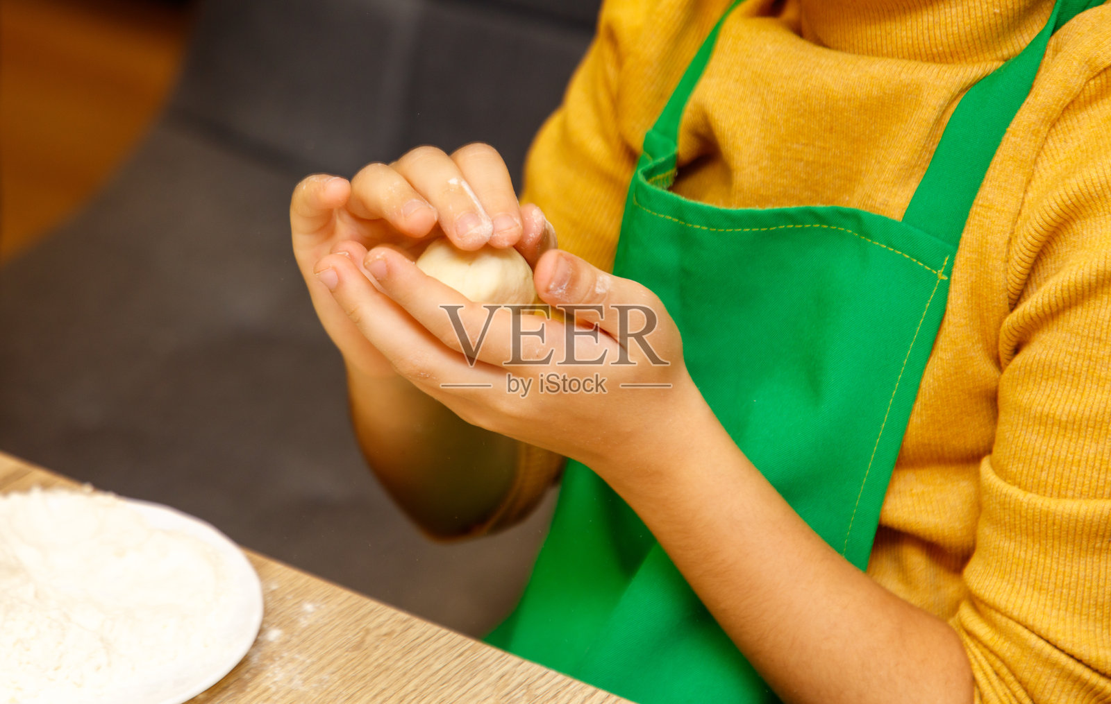 一个孩子在揉面团照片摄影图片