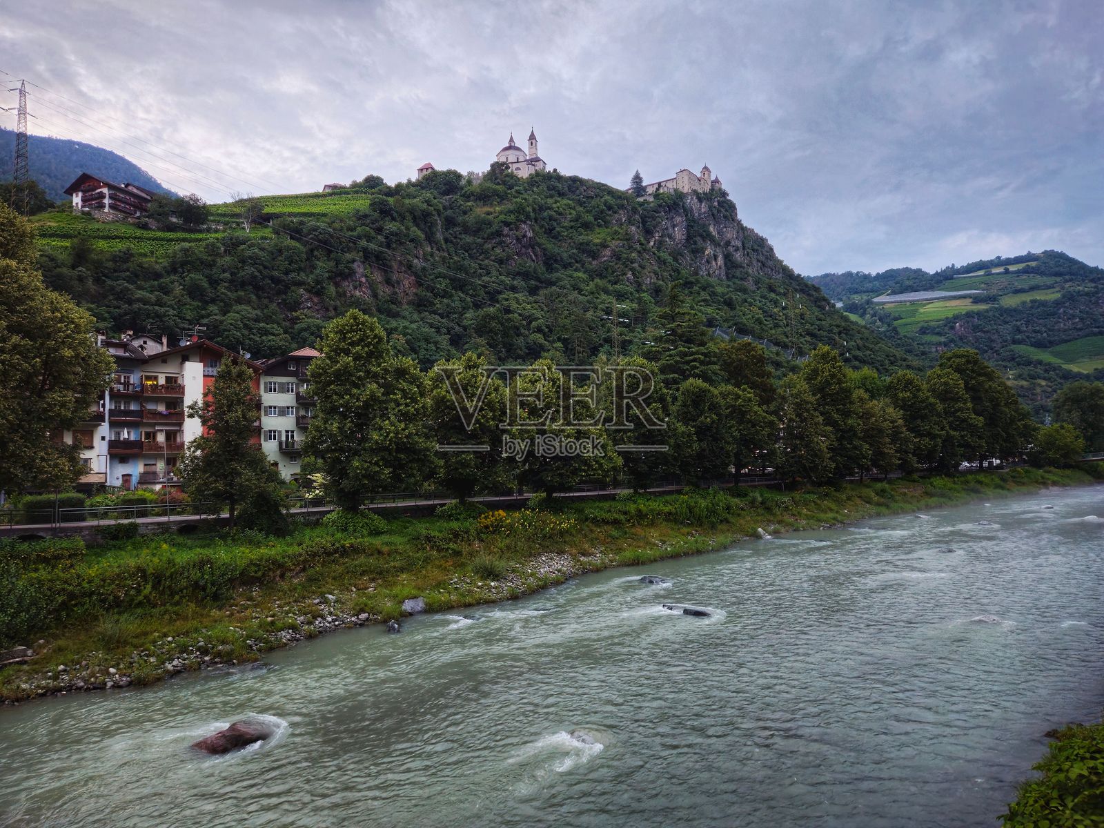 意大利风景中的河流与城堡照片摄影图片
