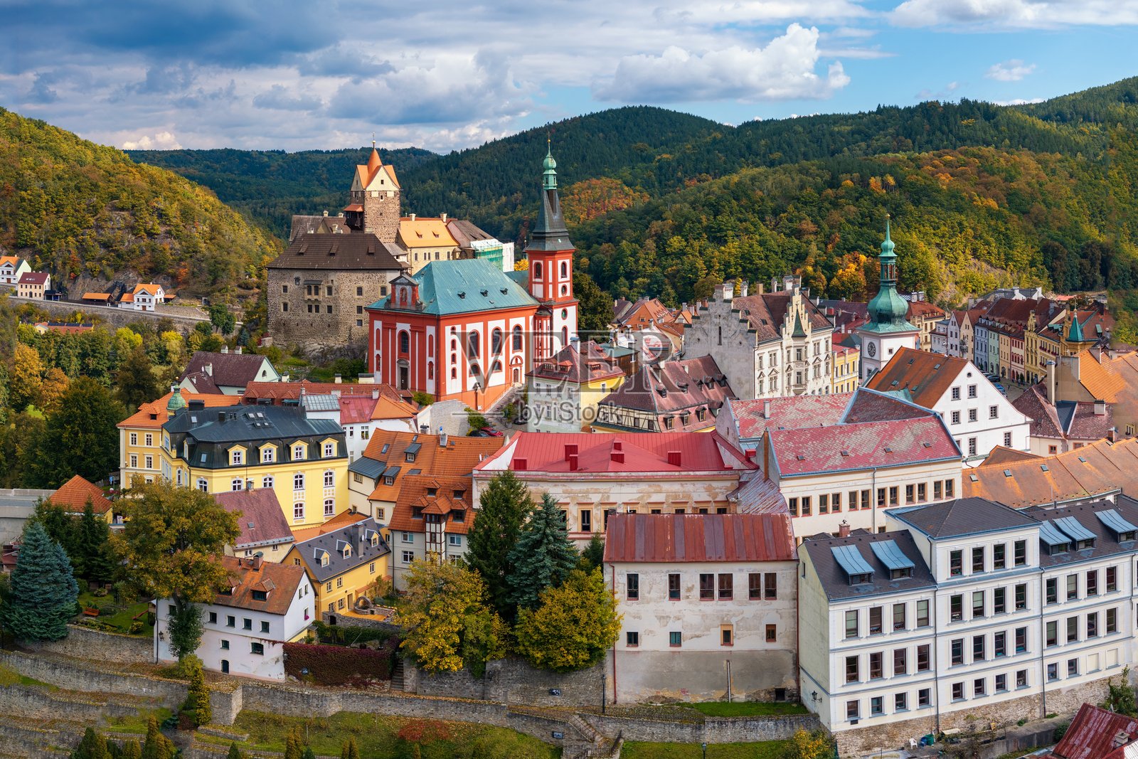 捷克共和国卡罗维发利地区洛凯特村的无人机城市景观照片摄影图片