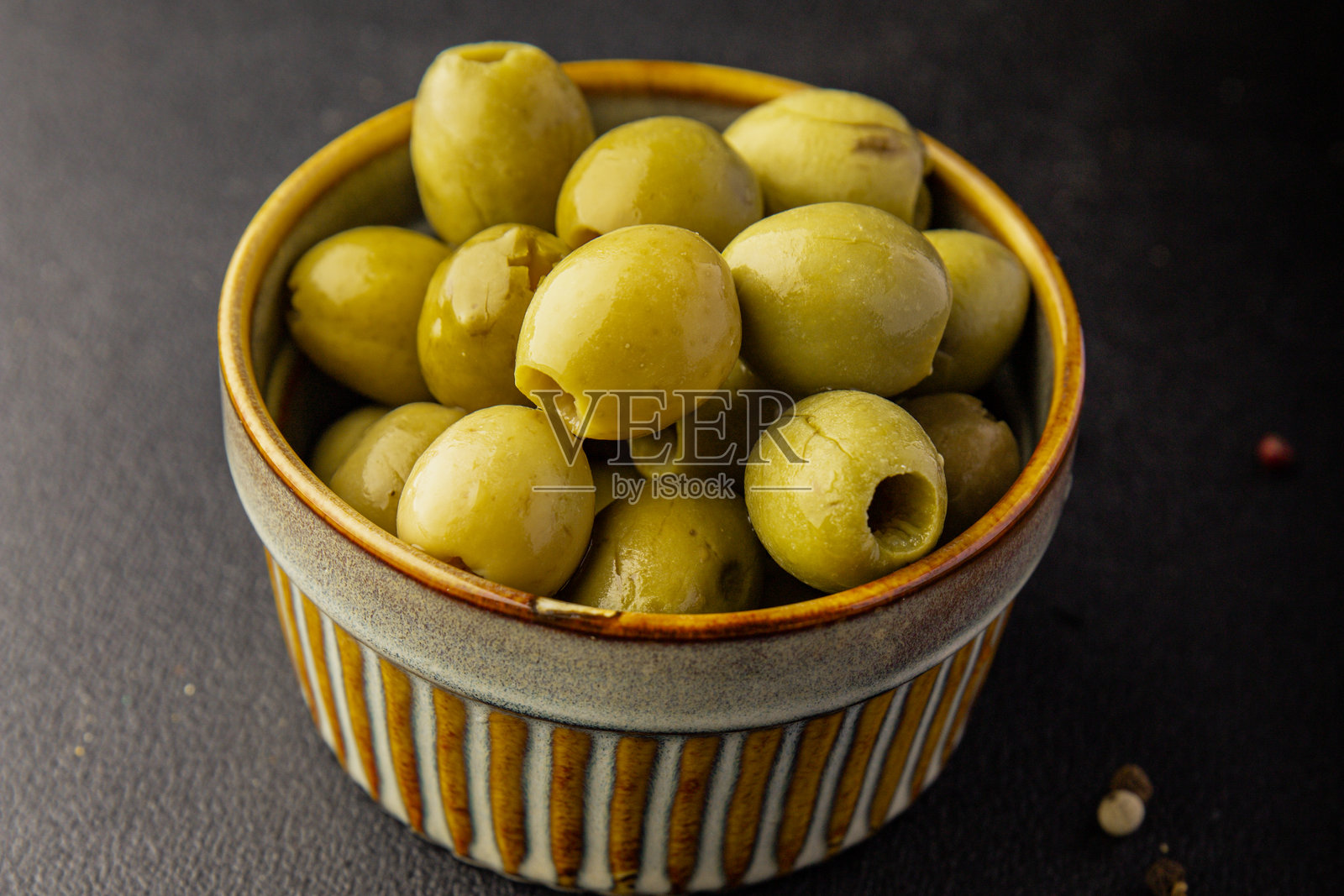 绿色无籽橄榄，天然美味小吃，新鲜美味的特色美食，桌面俯视背景，留有复制空间照片摄影图片