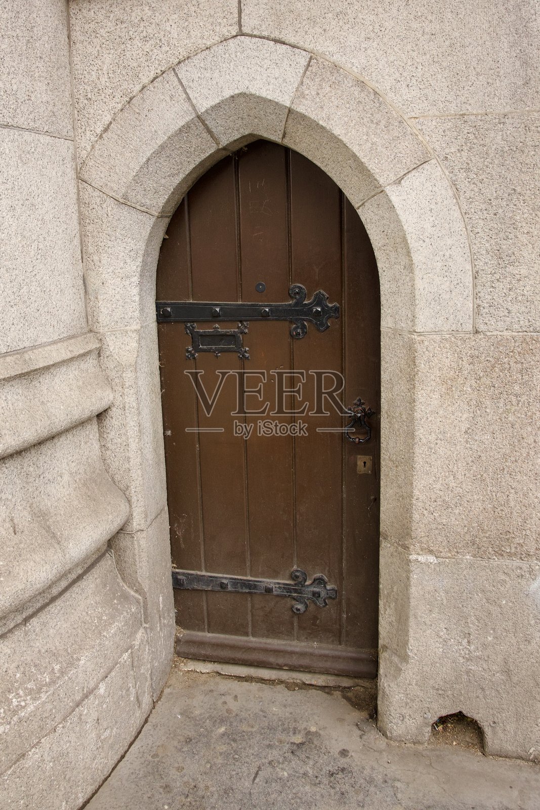 城堡厚重的木制侧门照片摄影图片