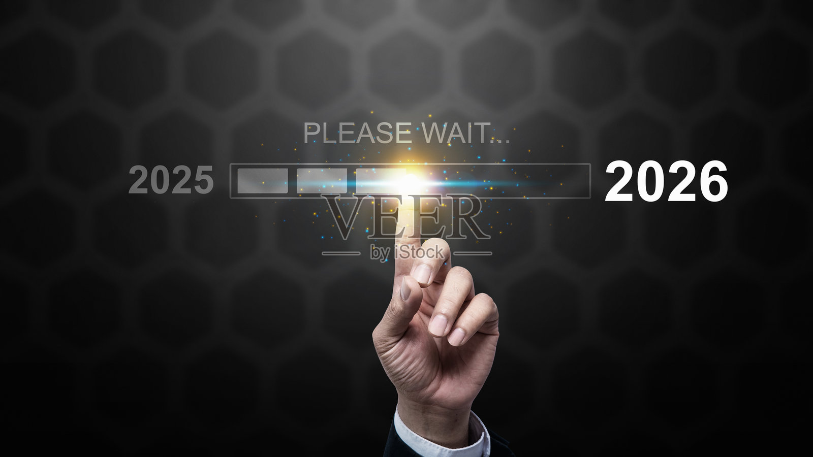 商务人士在虚拟屏幕上将加载条从2025滑动到2026。新年快乐概念或庆祝活动照片摄影图片