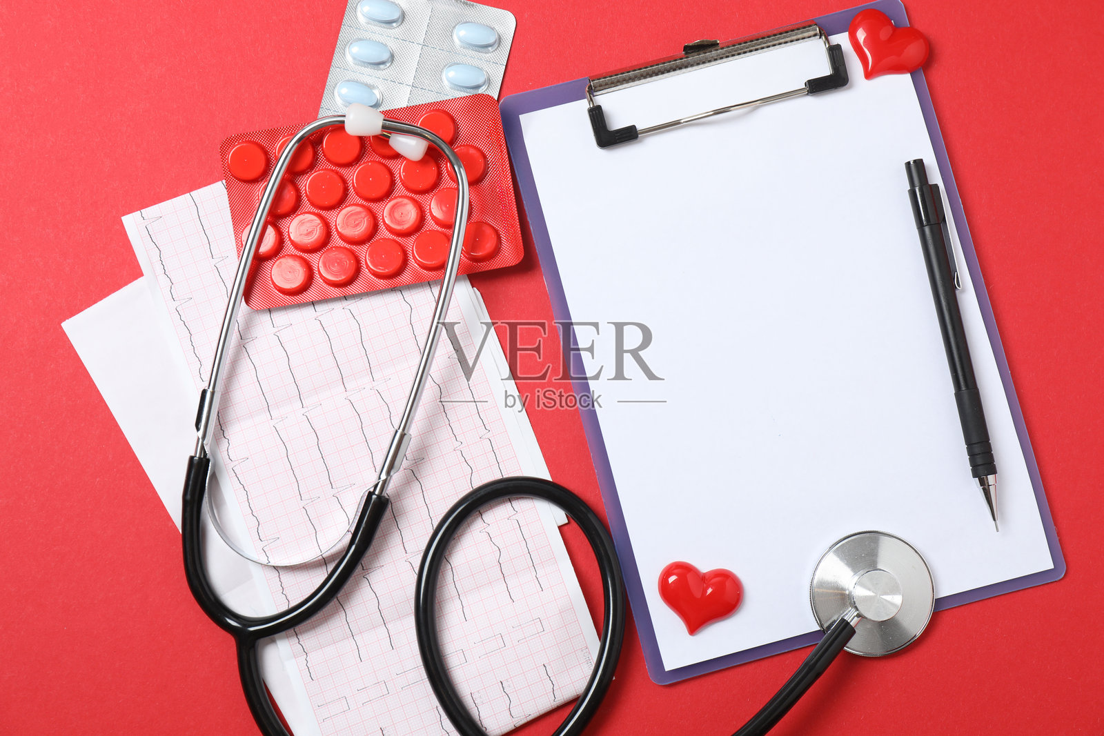 红心、医学听诊器和心电图在彩色背景上。心电图、脉搏、心肌梗死、心电图。心电图上的脉搏痕迹和心脏的概念。医疗保健。留有文本空间。照片摄影图片