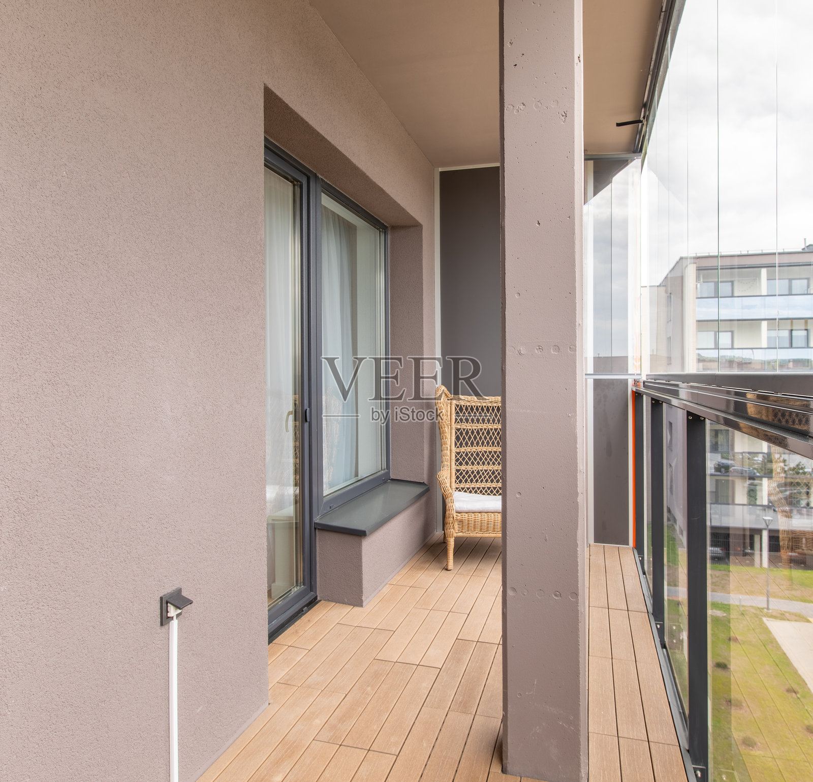 俯瞰城市住宅区的现代阳台配藤椅照片摄影图片