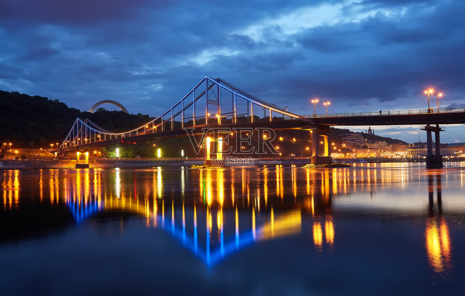 基辅的行人桥。晚间灯光。照片摄影图片