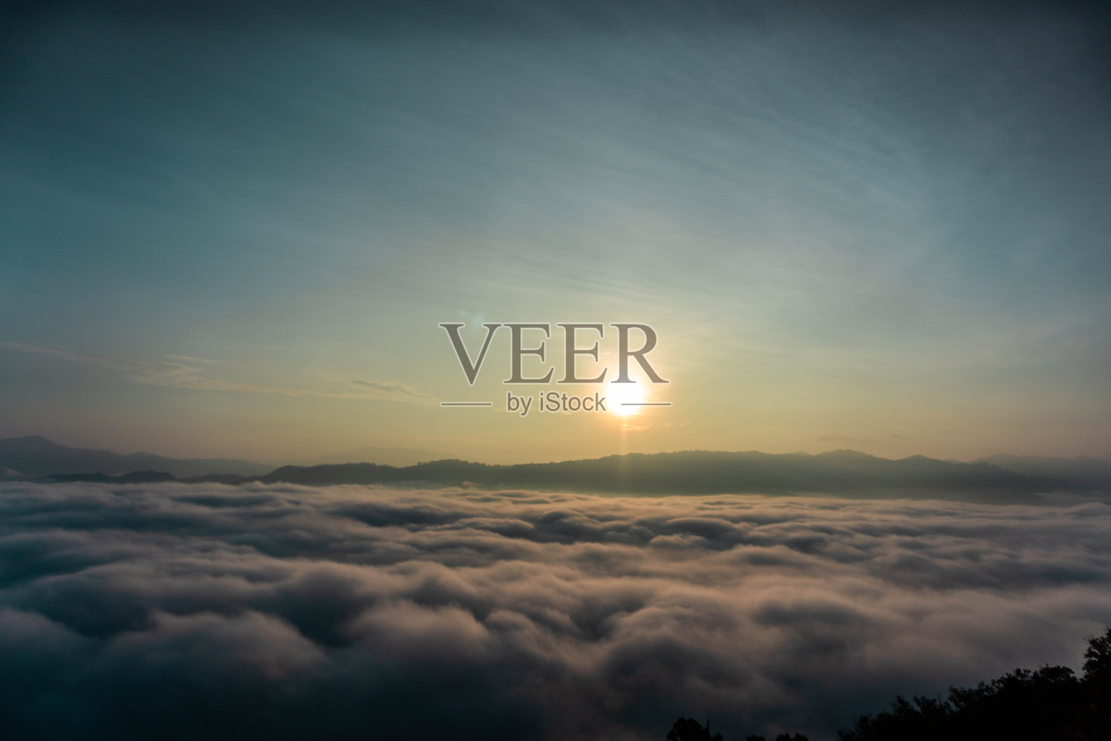 壮丽的日出，云海与山脉交相辉映照片摄影图片