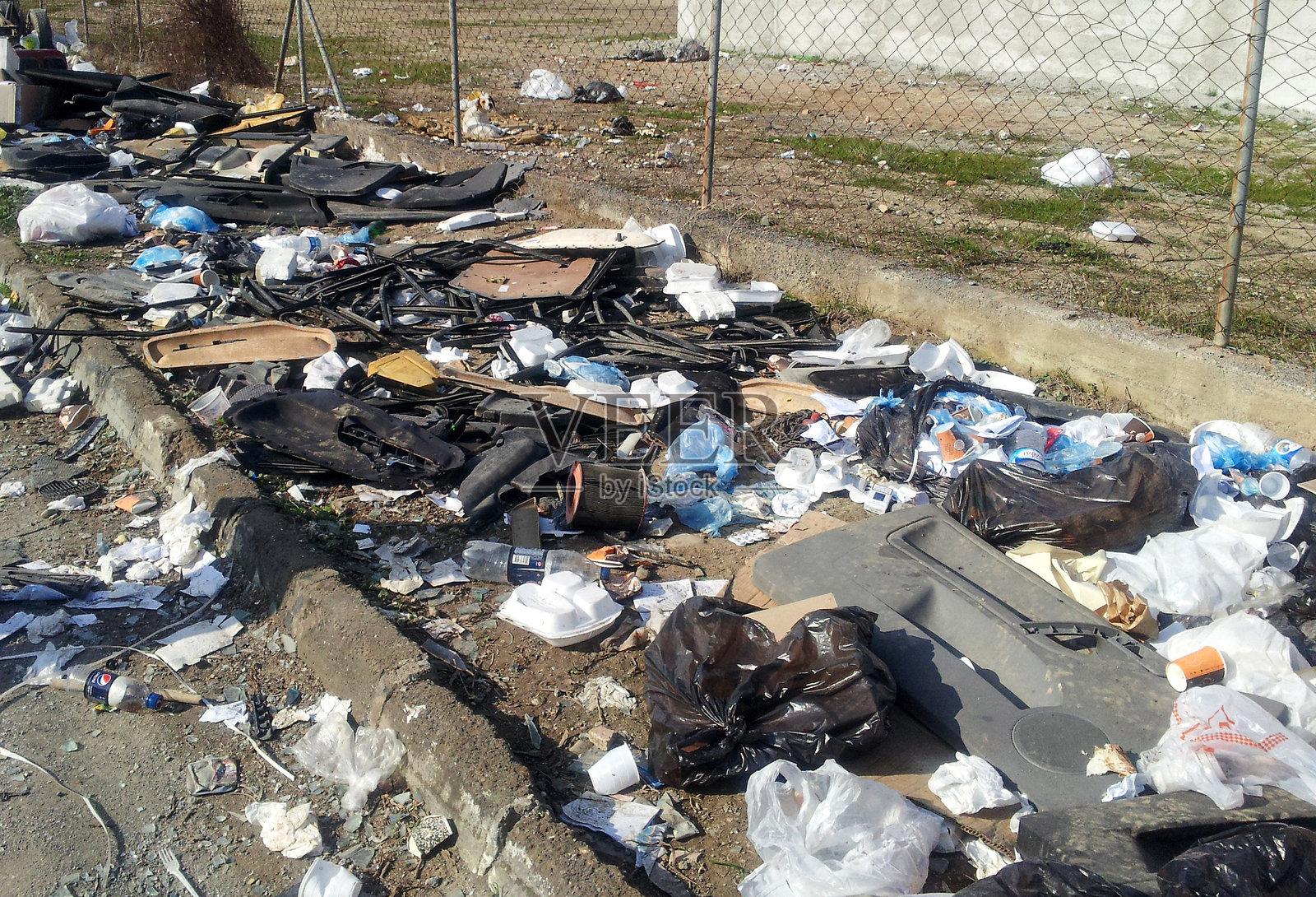 路边非法倾倒的成堆垃圾和塑料照片摄影图片