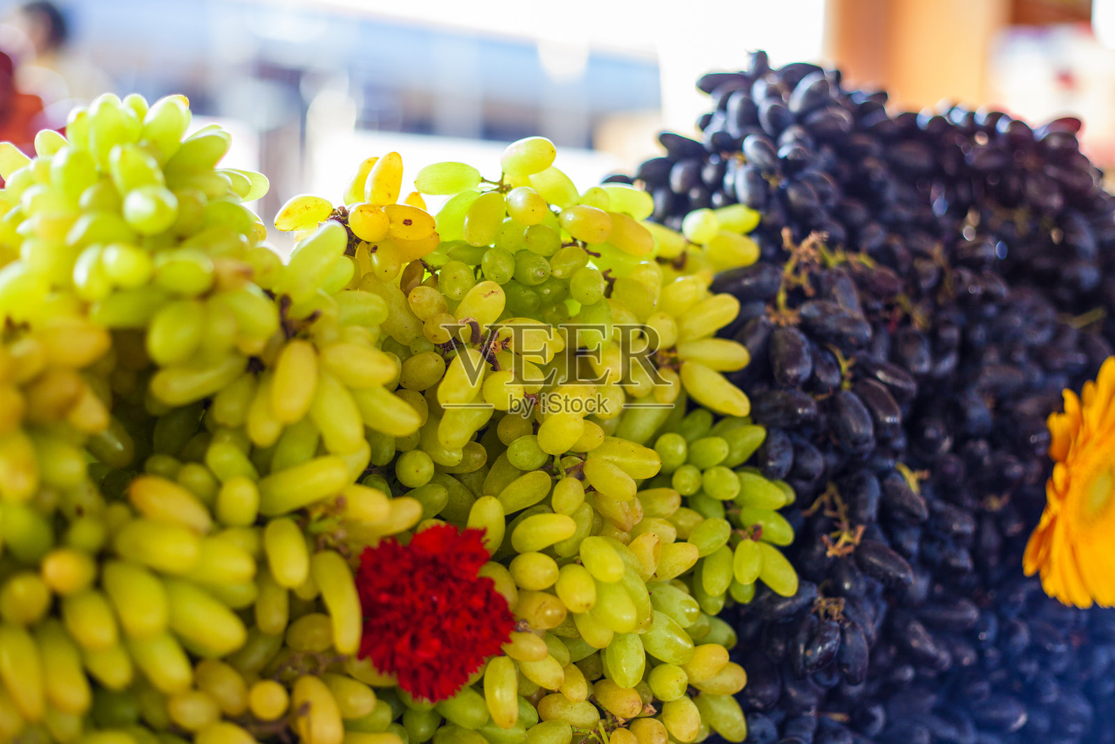 印度街头市场里，用鲜花装饰的明亮葡萄照片摄影图片