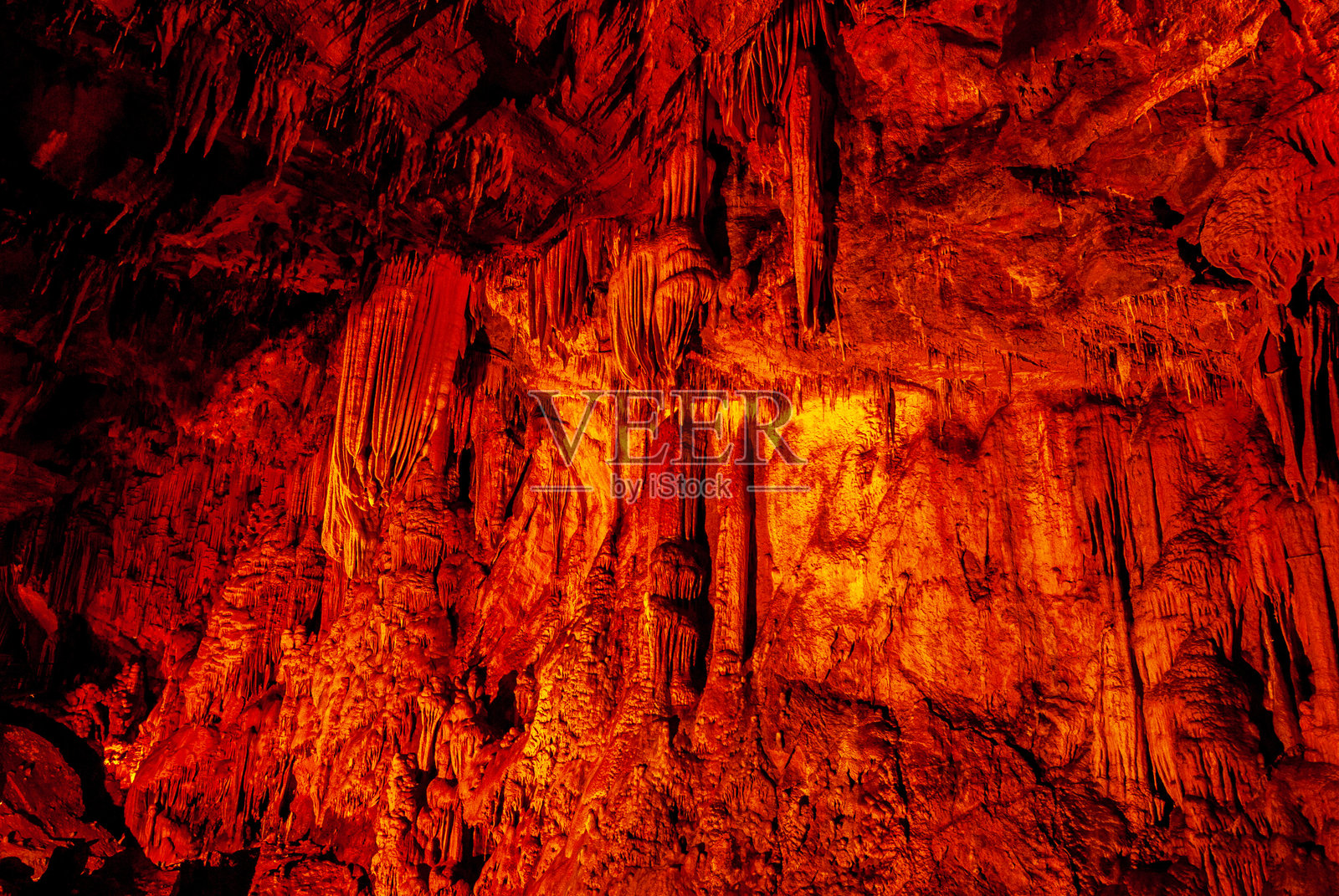 阿拉尼亚迪姆洞穴中的钟乳石和石笋照片摄影图片