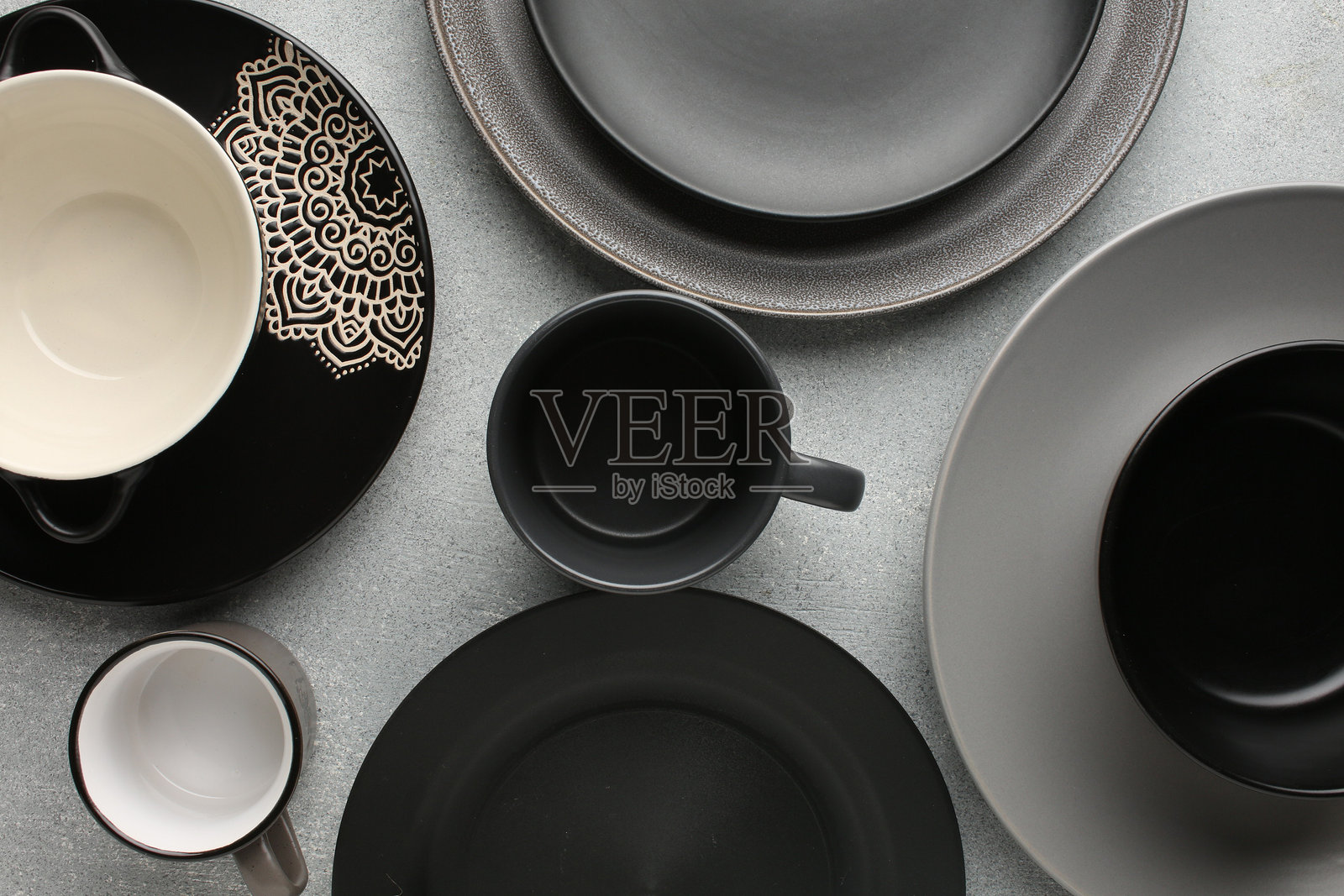 漂亮的黑灰色陶瓷碗、碟子和餐具。干净的陶器概念照片摄影图片