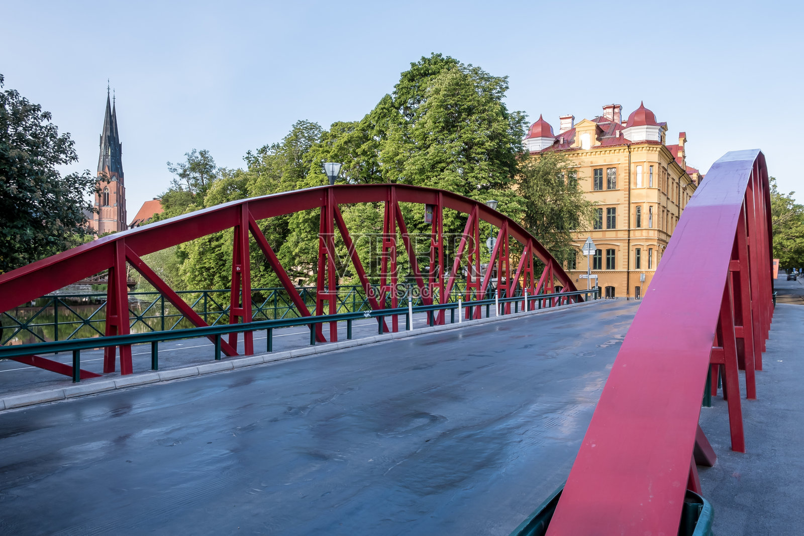 从瑞典乌普萨拉市中心的菲里斯河桥上看去的城市景观照片摄影图片