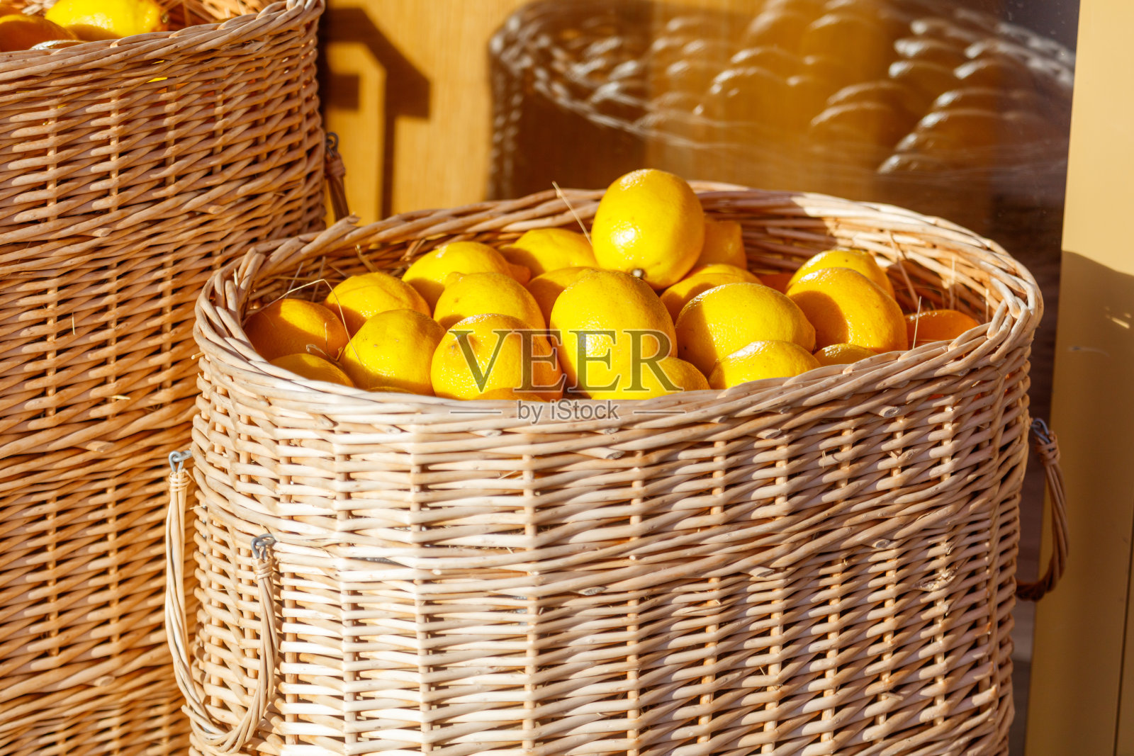 一个装满柠檬的篮子放在桌子上照片摄影图片