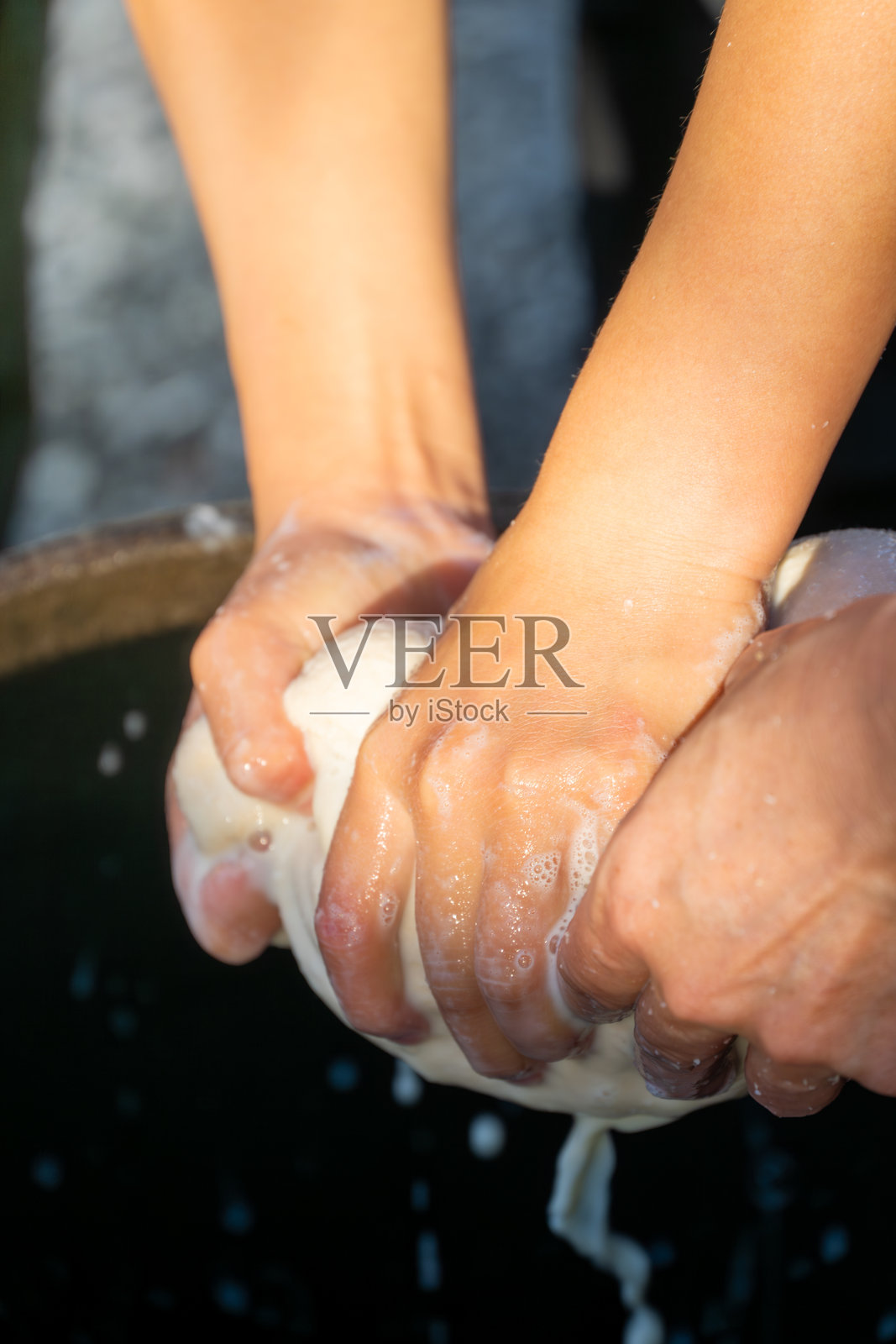 手工挤压豆浆制作场景照片摄影图片