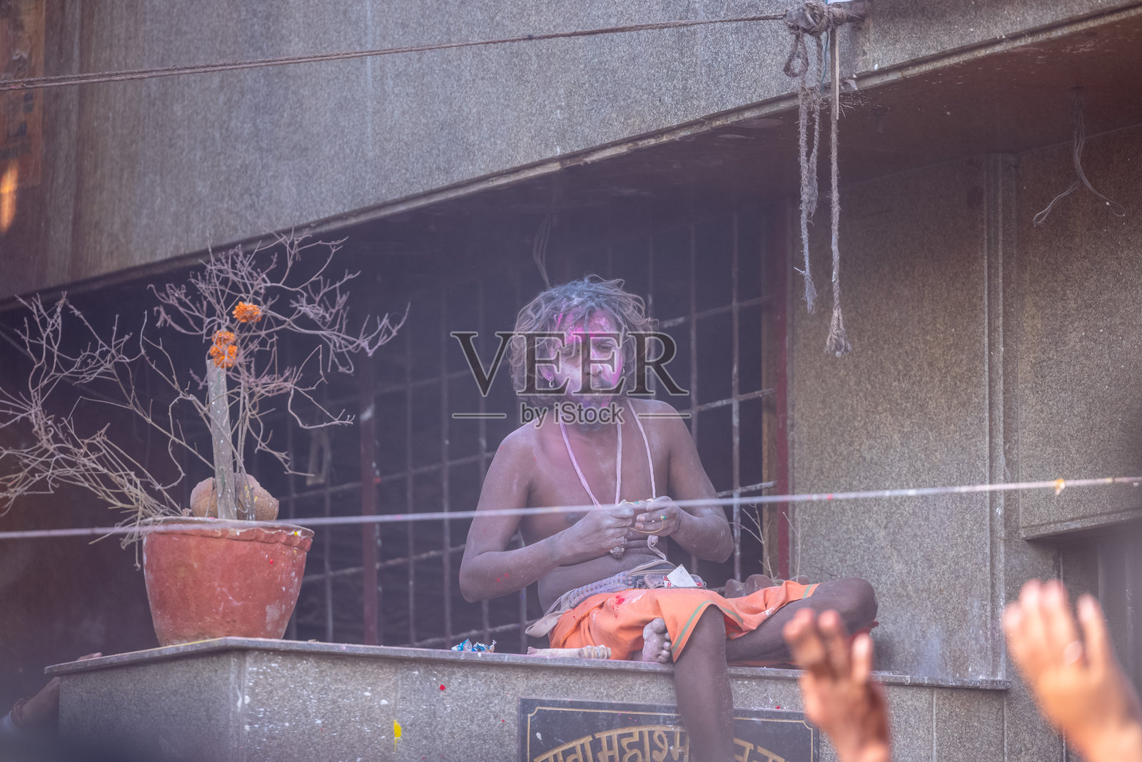 印度教信徒在瓦拉纳西参加马桑霍利节照片摄影图片