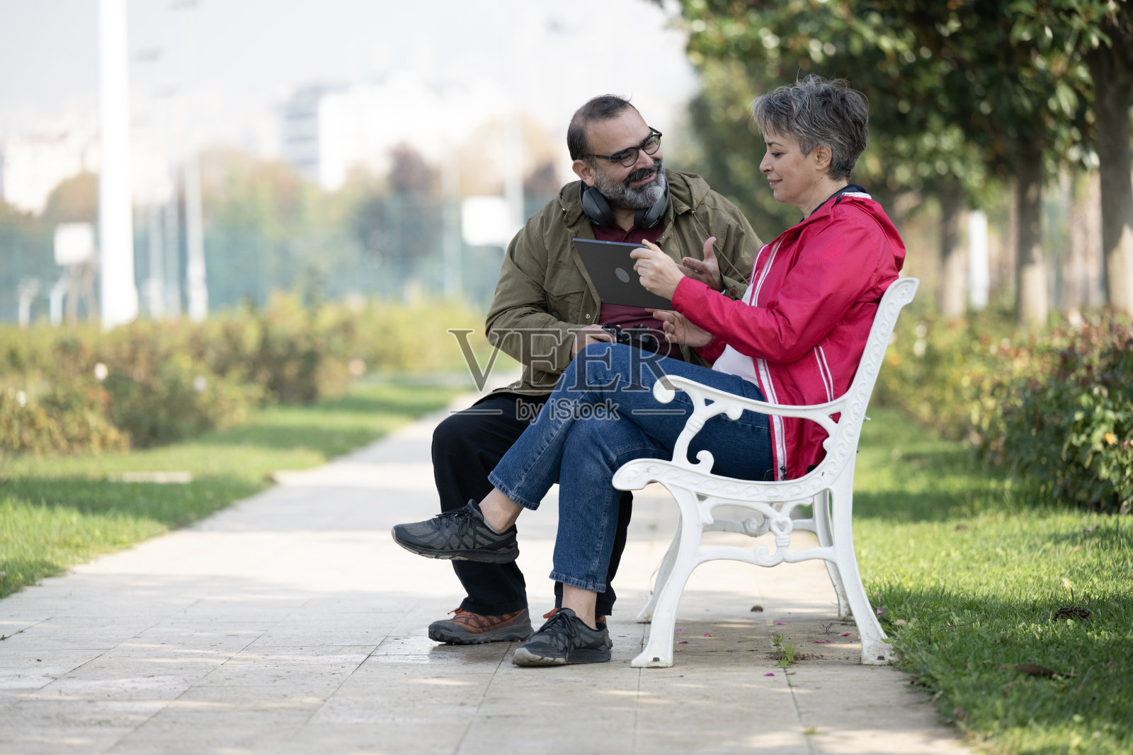 一对情侣在户外平板电脑上享受数字体验照片摄影图片