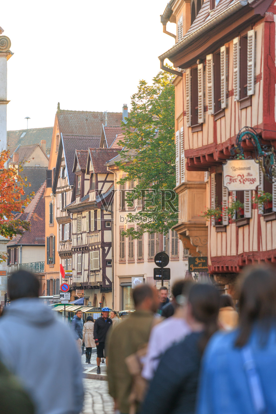 科尔马历史街区的游客照片摄影图片