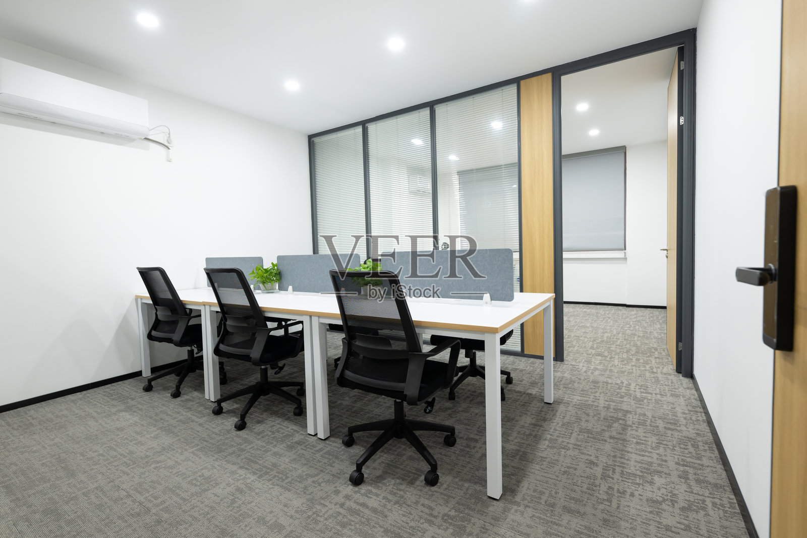 小型现代装饰公司办公室的新桌椅照片摄影图片