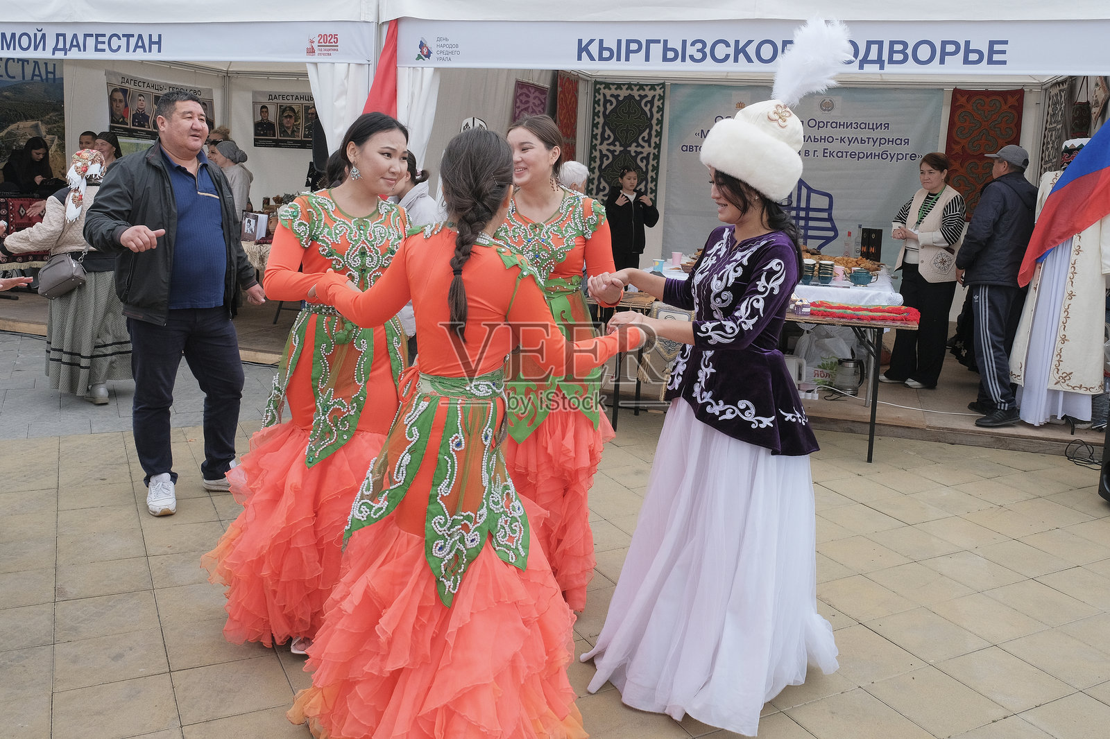 吉尔吉斯族妇女在中乌拉尔民族节上身着民族服饰跳舞照片摄影图片
