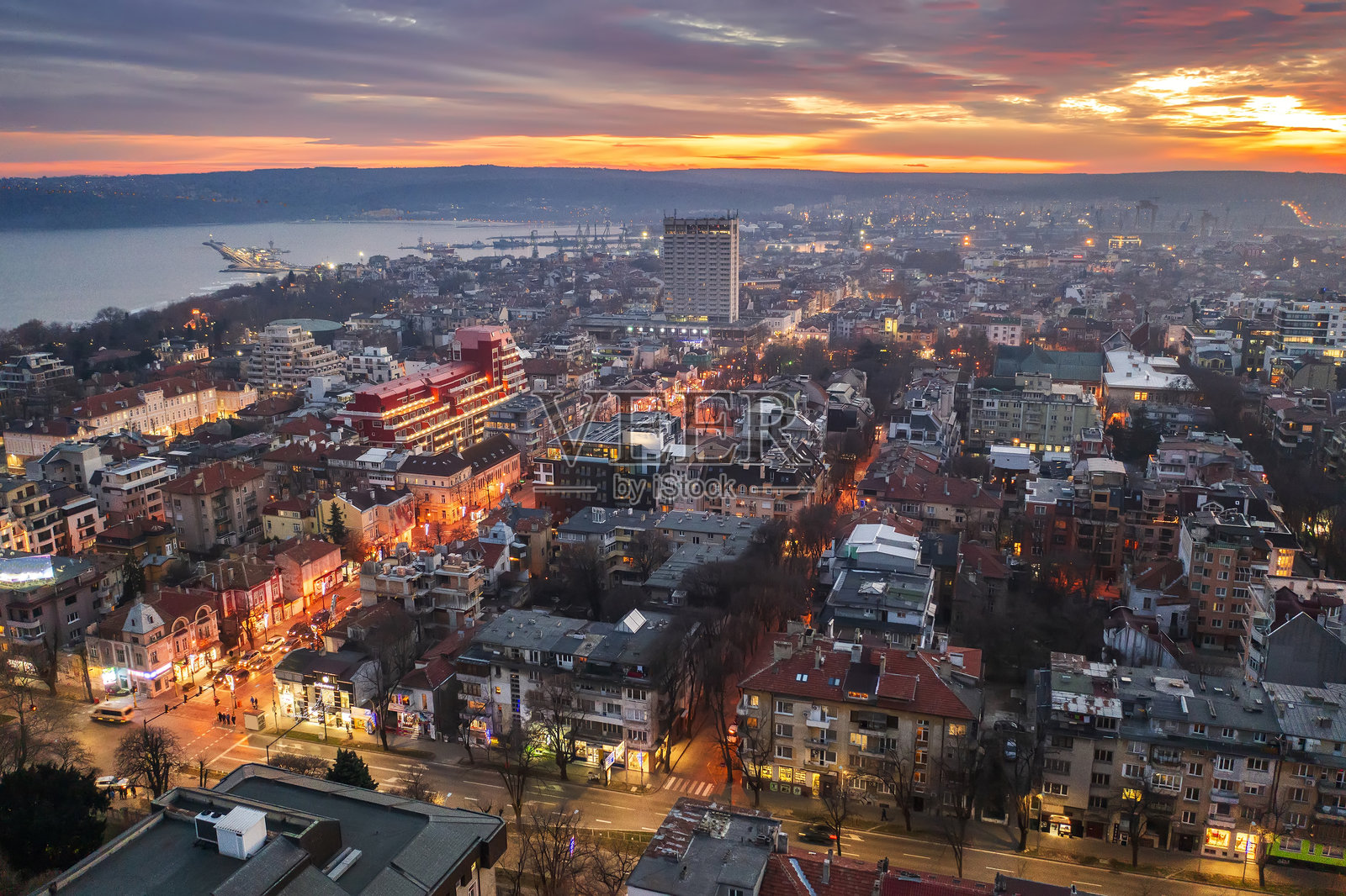 城市与海滨在多彩的日落中照片摄影图片