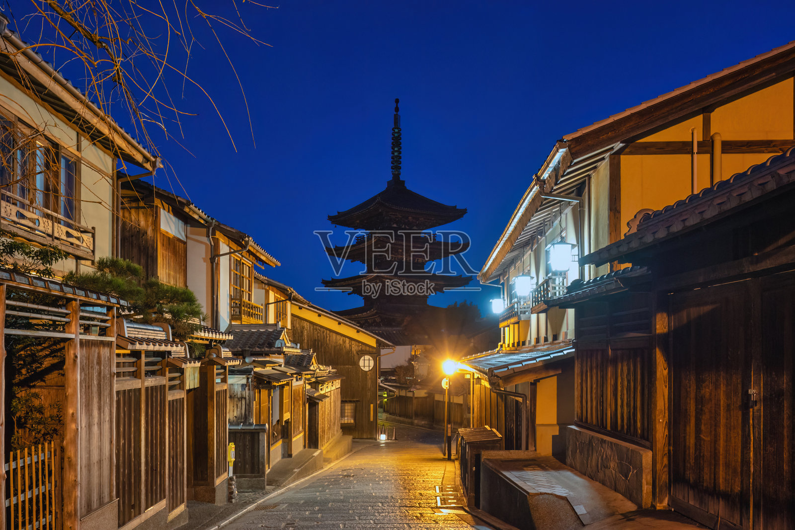 日本京都,八坂塔的夜晚照片摄影图片