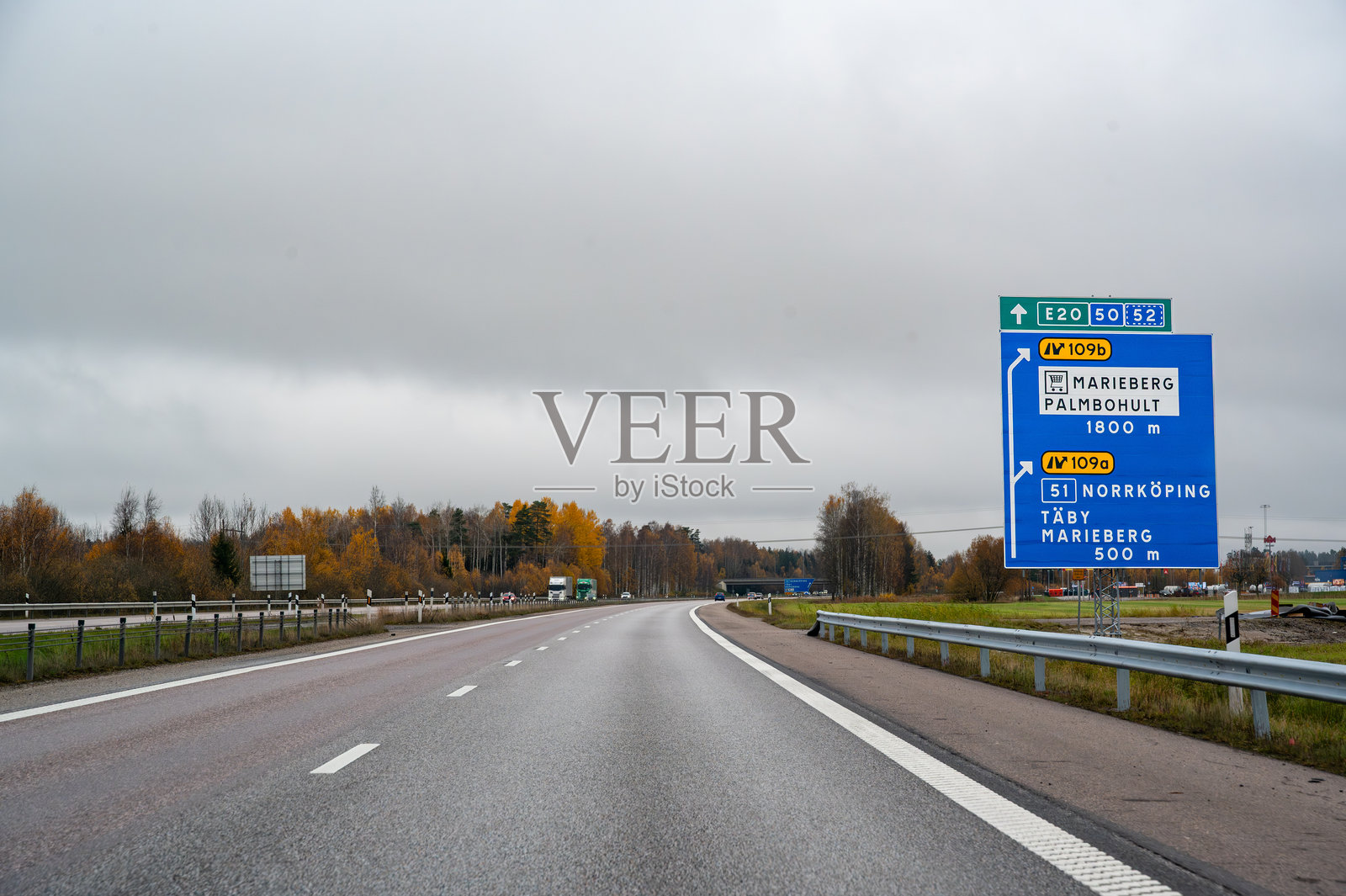 瑞典厄勒布鲁附近E20公路上的路标照片摄影图片